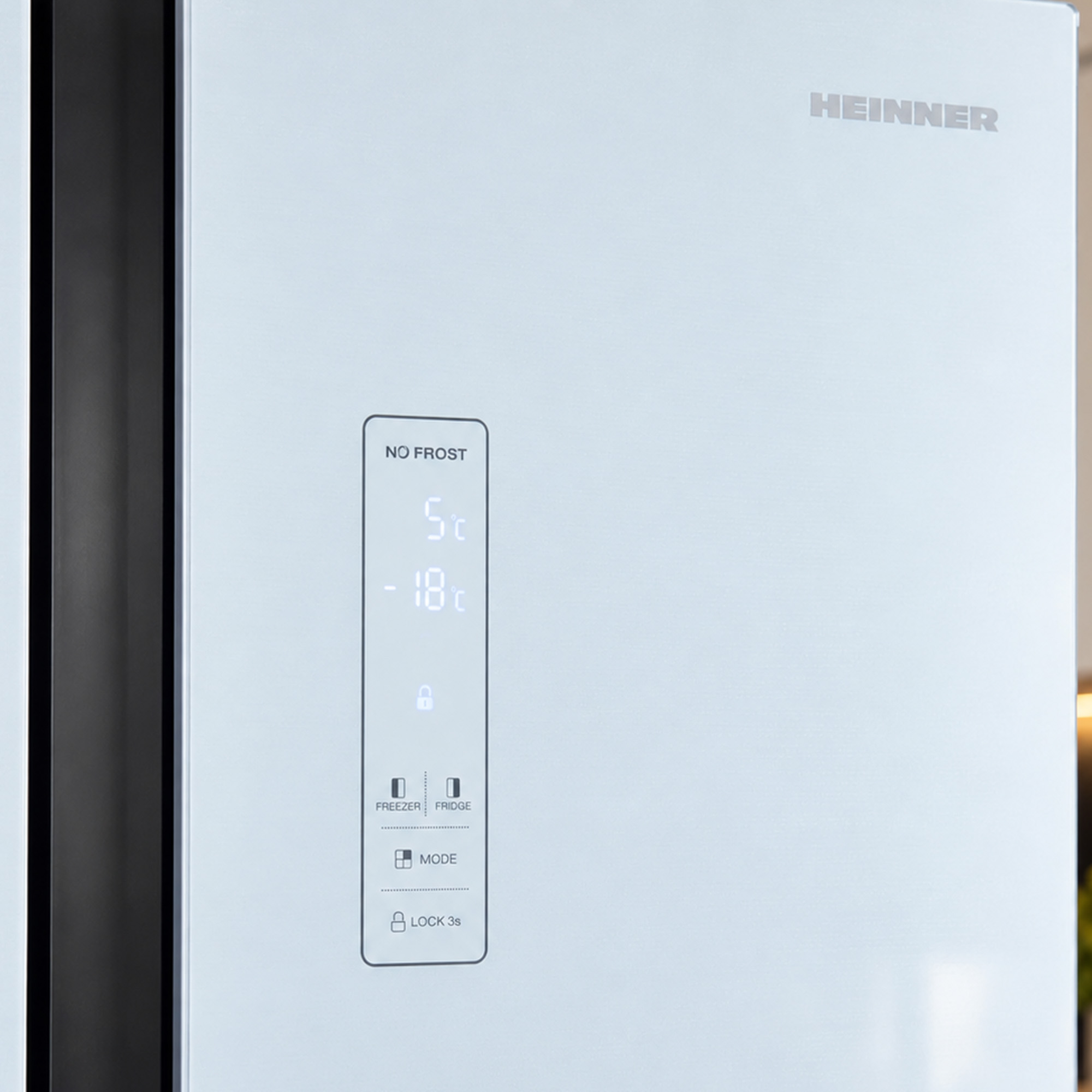 Close-up van een witte Heinner koelkast met een digitaal aanraakscherm voor temperatuur en opties.