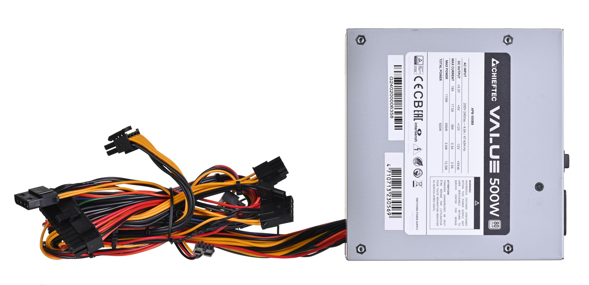 Una fuente de alimentación para PC Chieftec Value 500W con carcasa plateada y cables coloridos sobre fondo blanco.