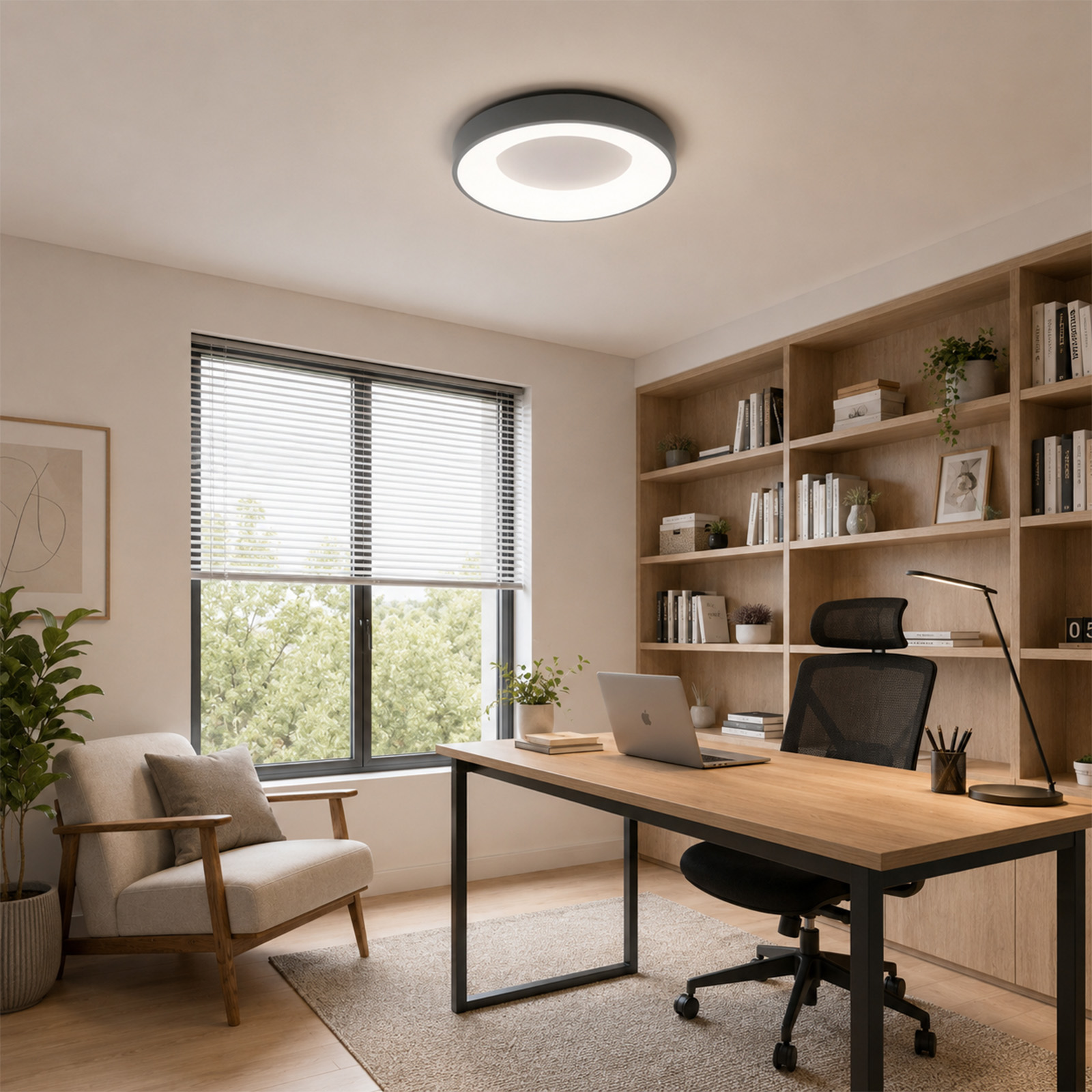 Estudio moderno con escritorio de madera, silla negra, gran estantería, ventana con persianas y lámpara de techo redonda.