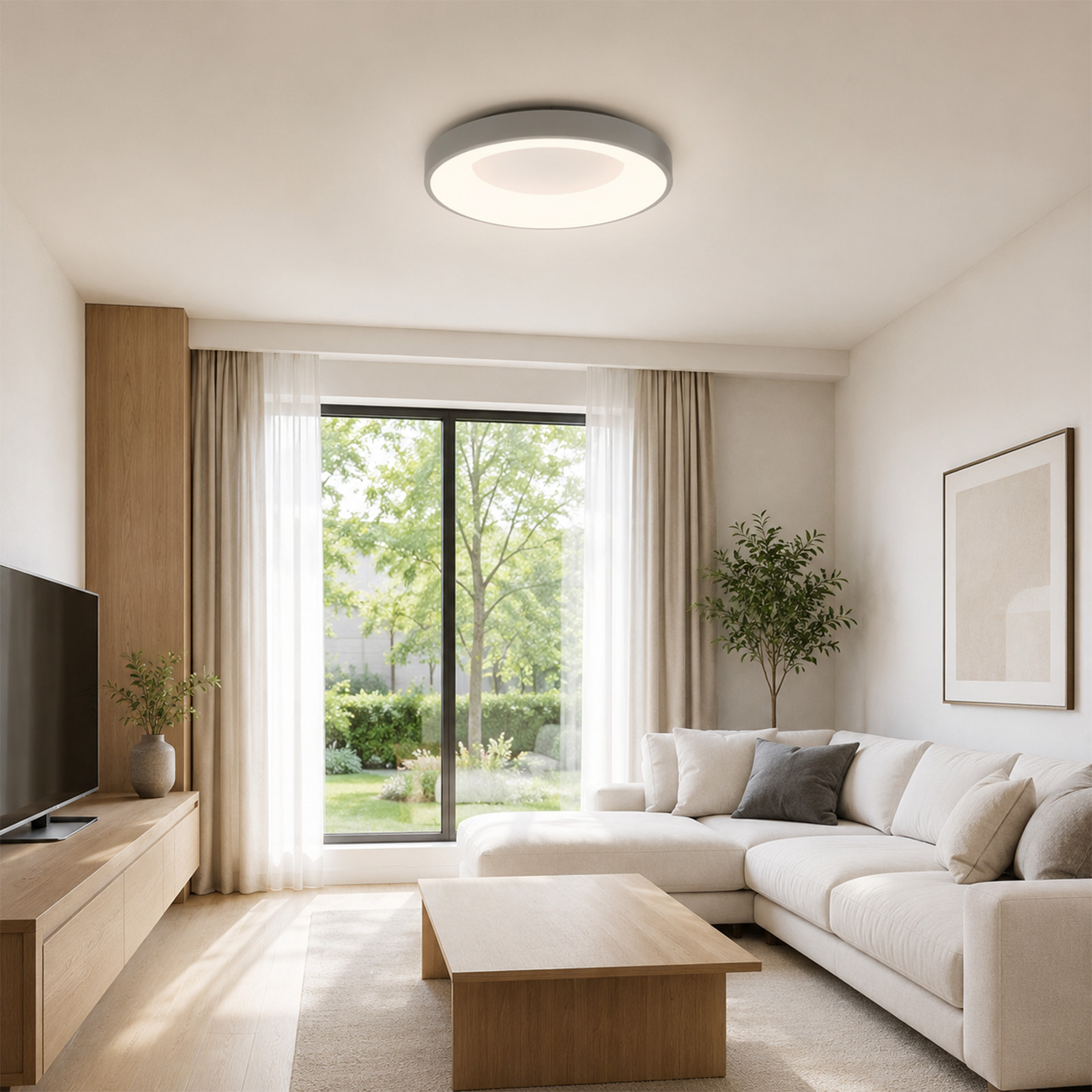 Una lámpara de techo moderna ilumina una sala luminosa con un sofá, una mesa de madera y un gran ventanal.