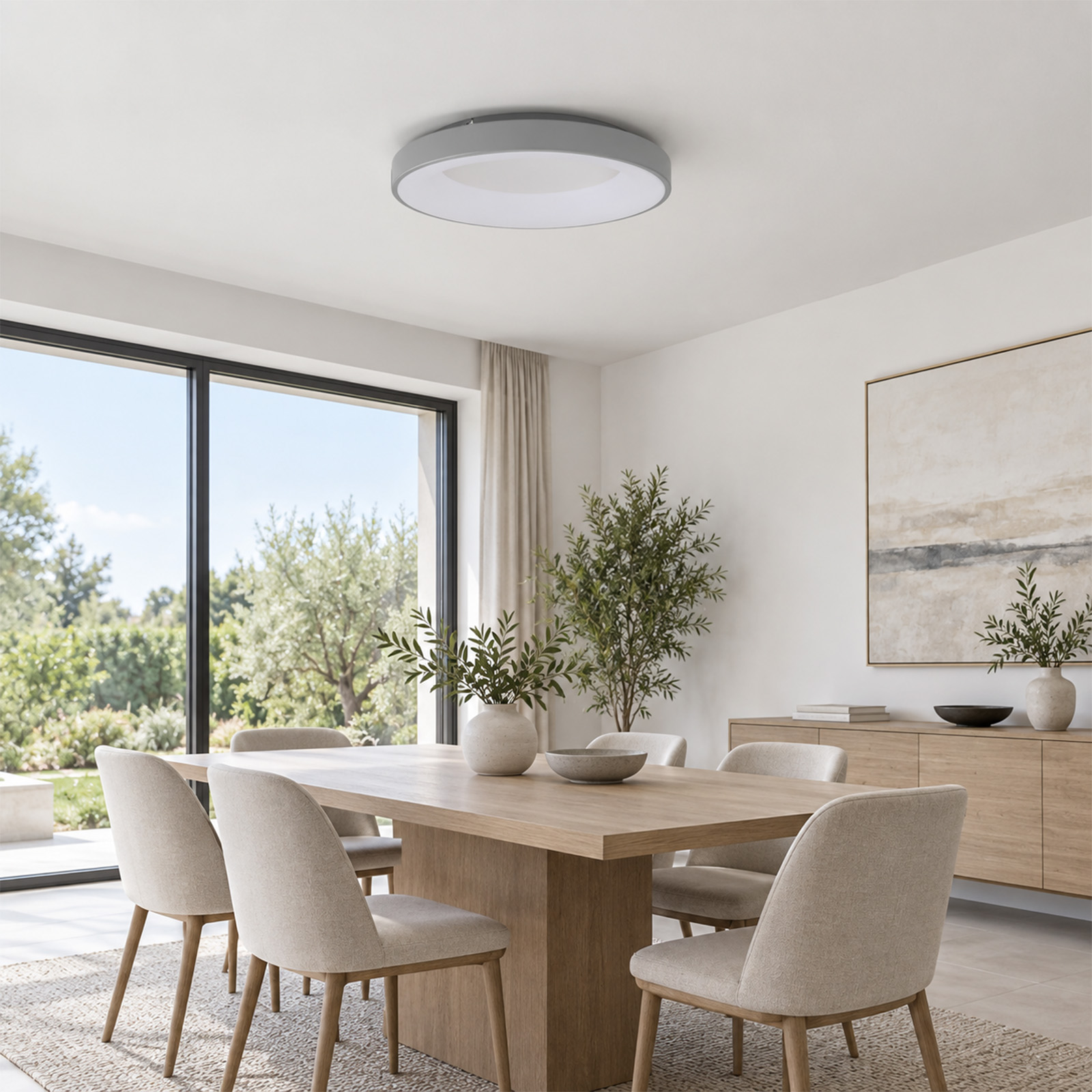 Lámpara de techo moderna en un comedor luminoso con mesa y sillas de madera.