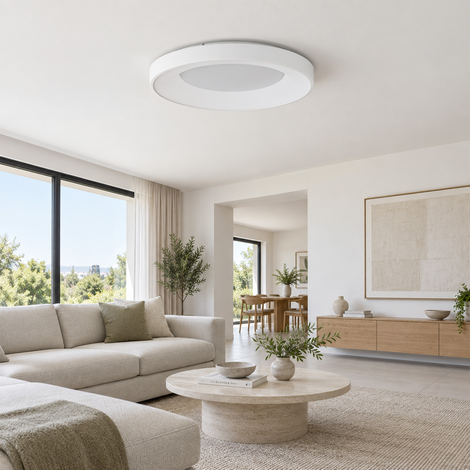 Lámpara de techo moderna en una sala luminosa con sofá, mesa de centro y grandes ventanales.