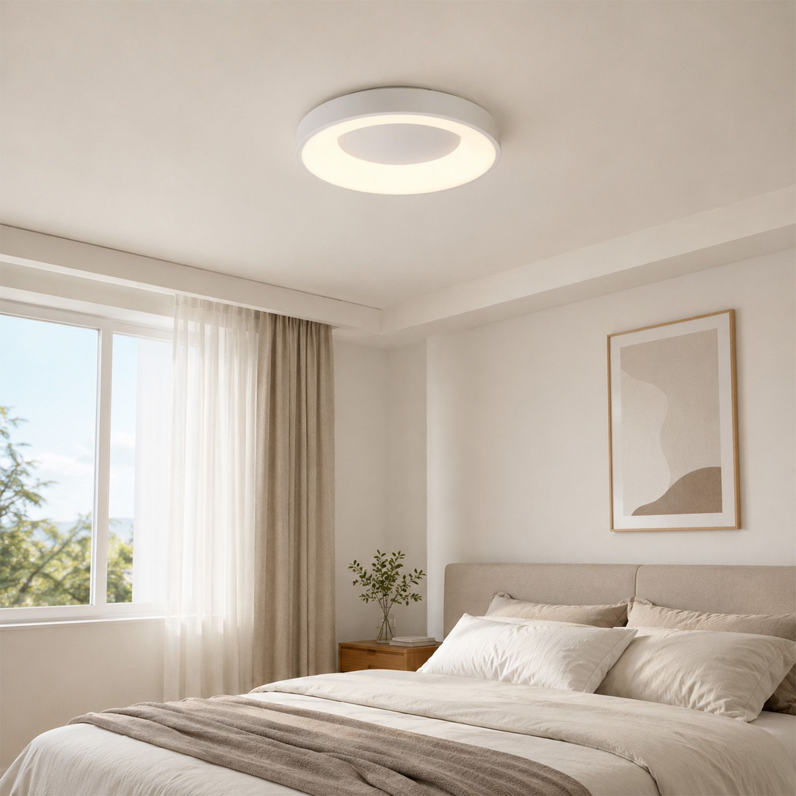 Una moderna lámpara de techo ilumina un dormitorio neutral y elegante con cama y gran ventana.