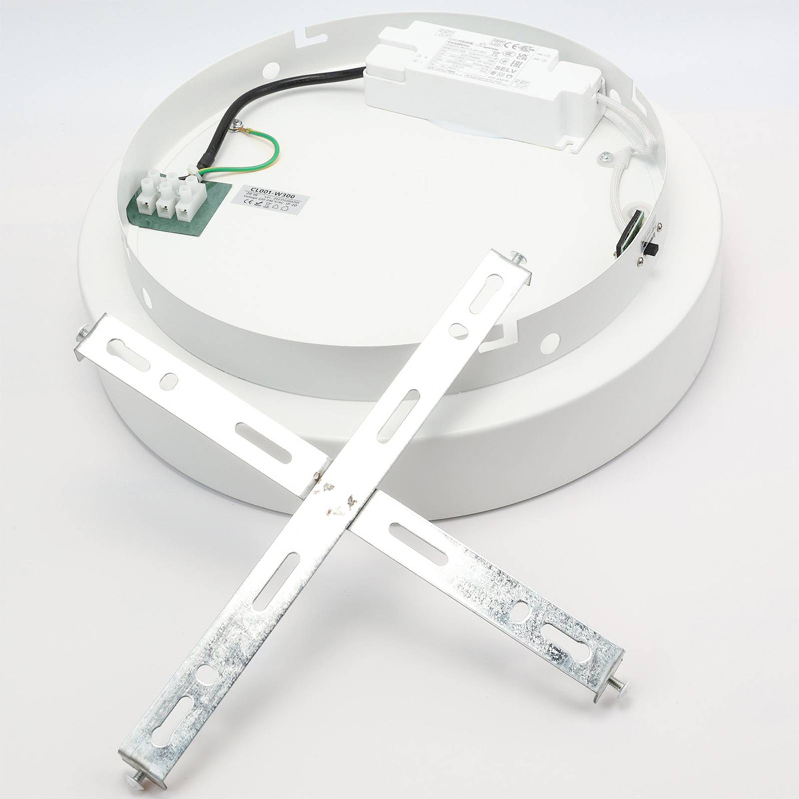 Base de lámpara de techo redonda blanca con un soporte de montaje metálico cruzado y cables internos.