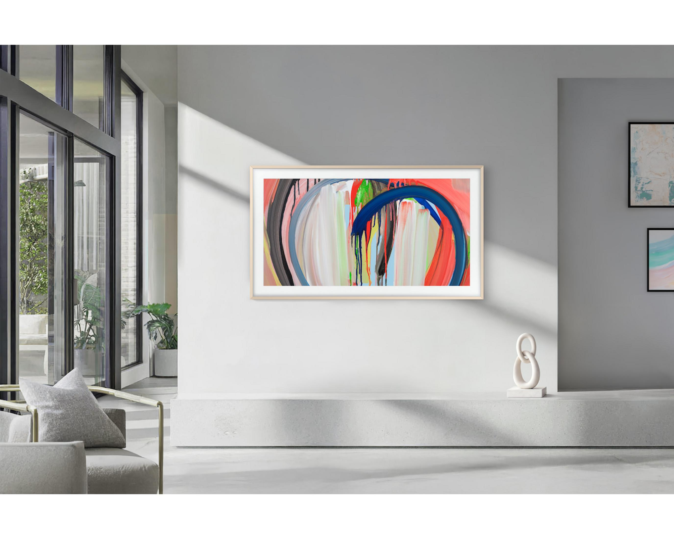 Un salon moderne et lumineux avec une grande peinture abstraite sur le mur, un fauteuil gris et de grandes fenêtres.