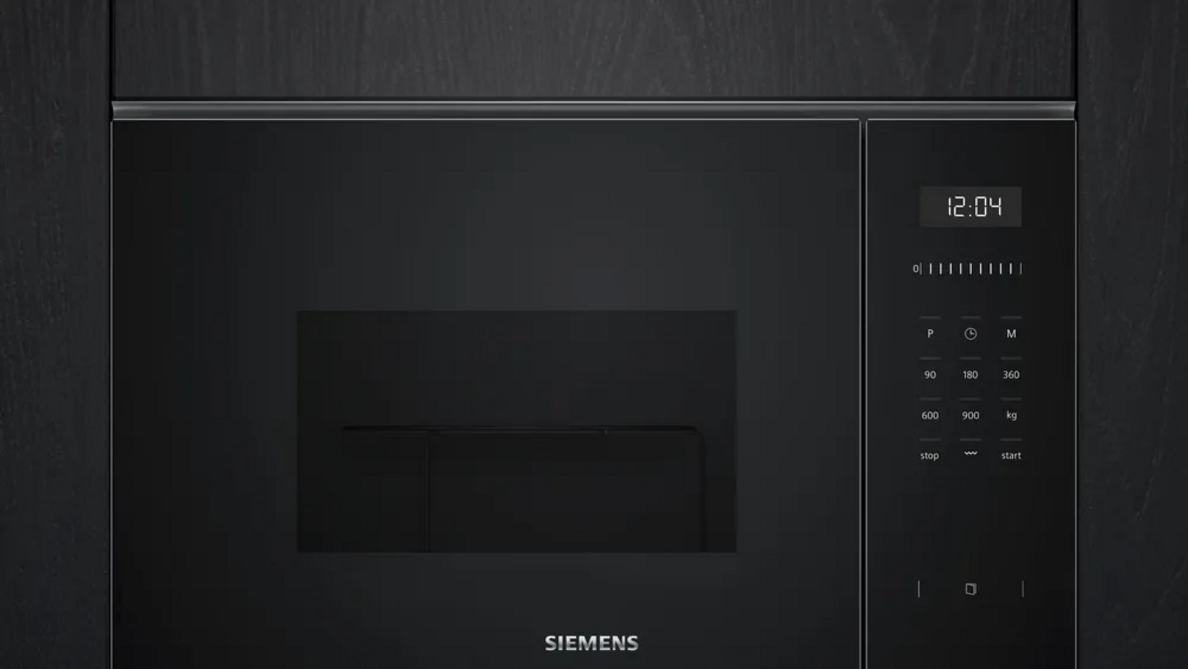Eine schwarze Siemens-Einbaumikrowelle mit digitalem Display und Touch-Steuerung.