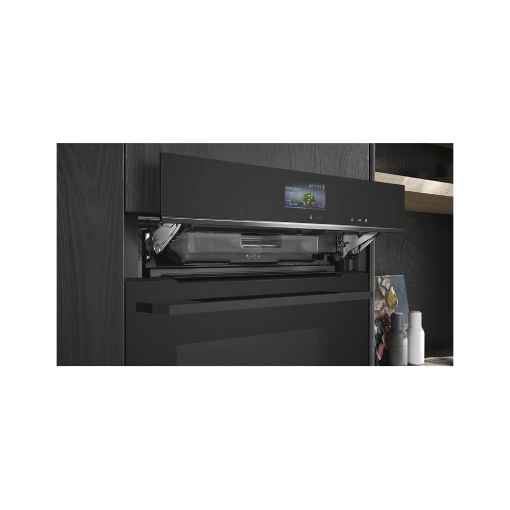Moderne schwarze Einbau-Kaffeemaschine in einer Holzküche mit digitalem Display und geöffnetem Wassertank.