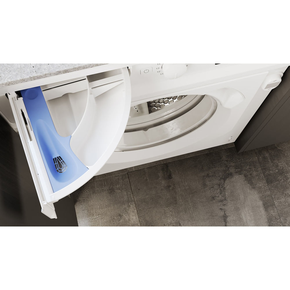Una lavatrice bianca con un cassetto del detersivo blu aperto su un pavimento in piastrelle scure.