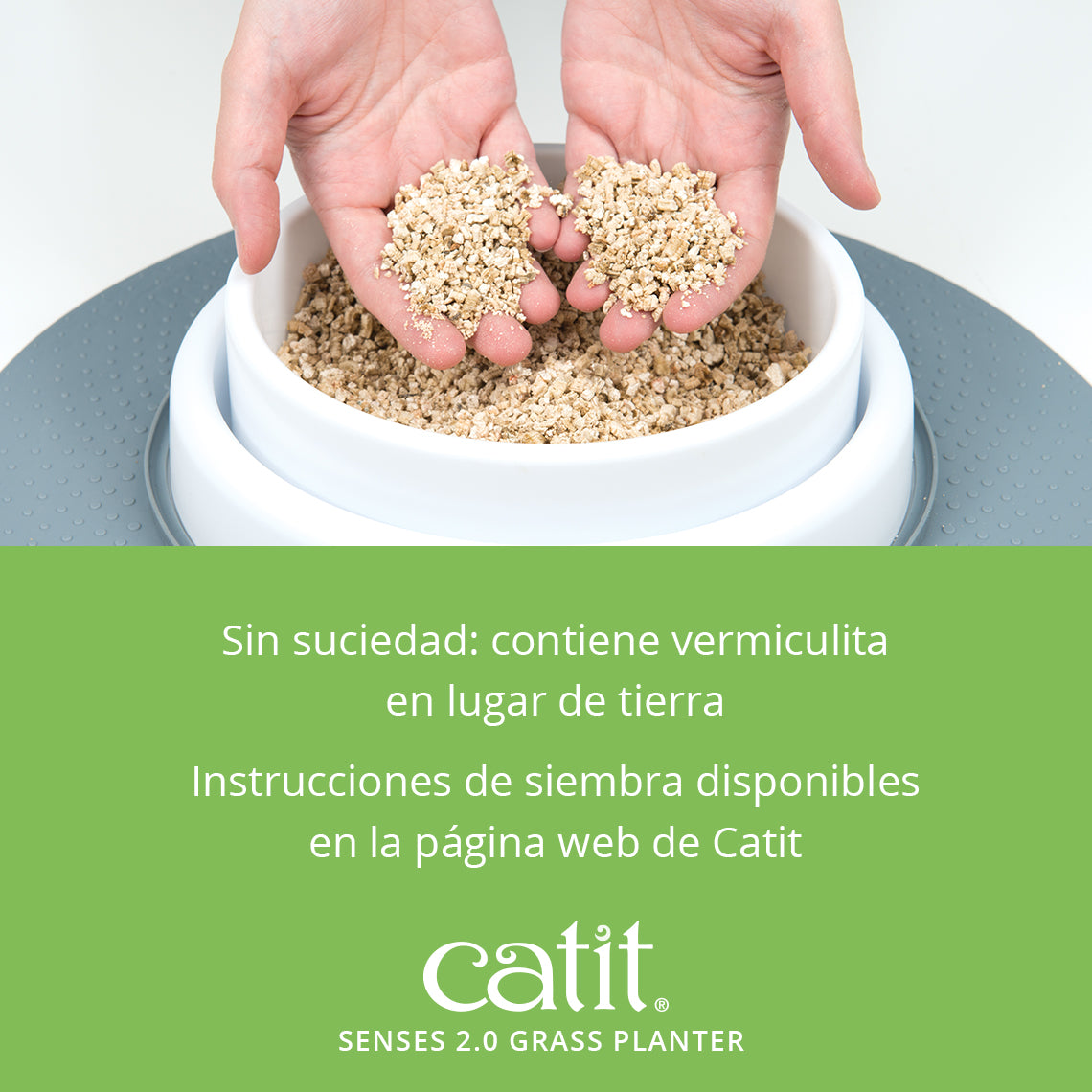 Manos sostienen vermiculita sobre una maceta, con texto verde de Catit abajo.
