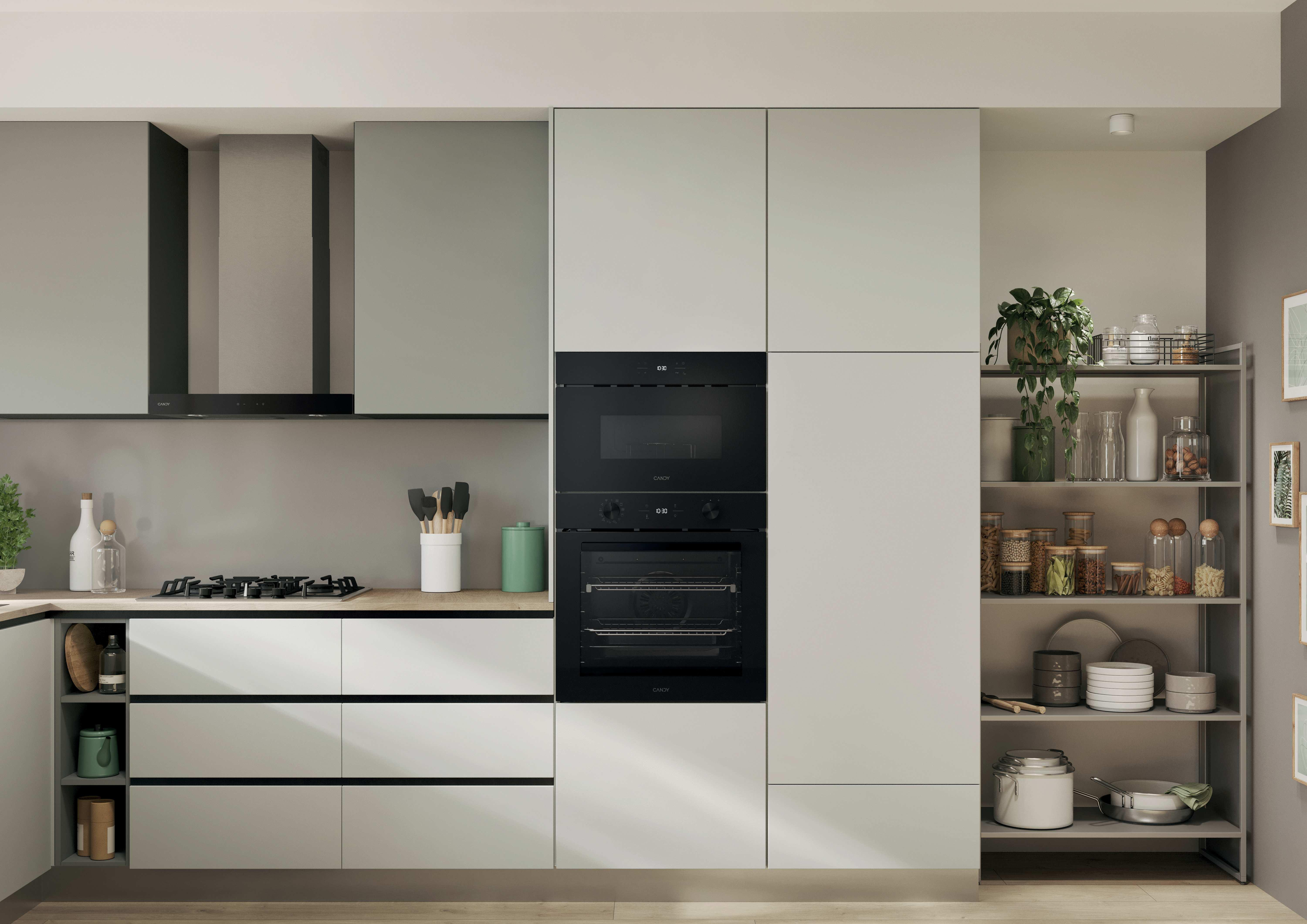 Moderna cucina grigia con forni da incasso, piano cottura, cappa aspirante e scaffale aperto con barattoli.