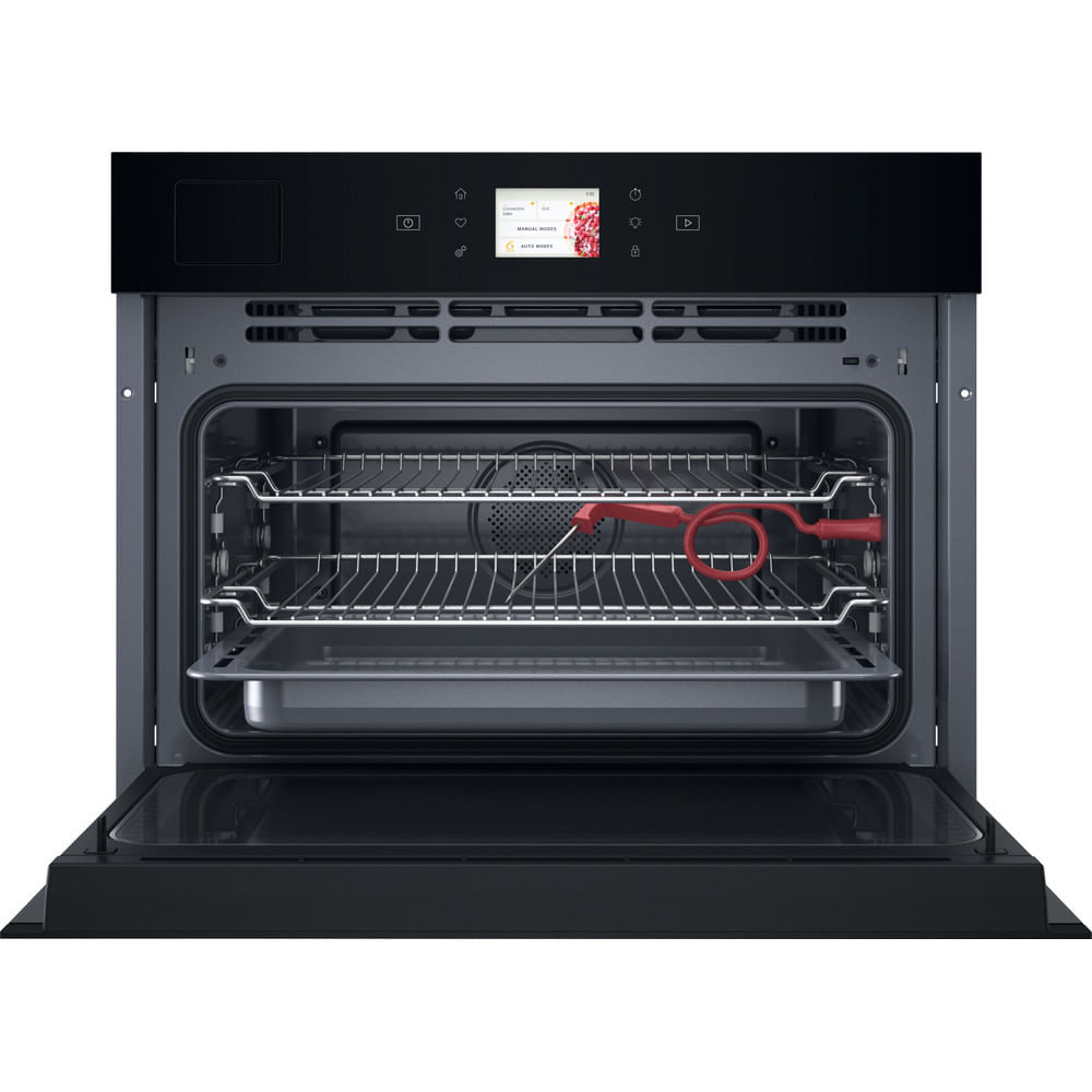 Interno di forno moderno aperto con due griglie, una teglia e una sonda per carne rossa sulla parete.