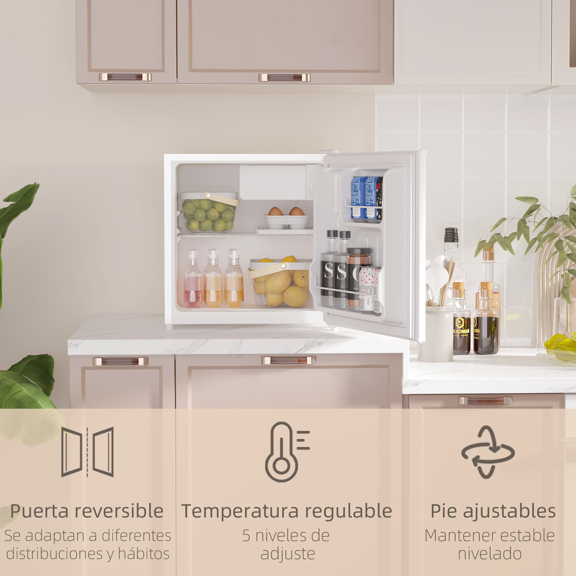 Pequeño minibar blanco en una encimera de cocina, lleno de bebidas, huevos y fruta.