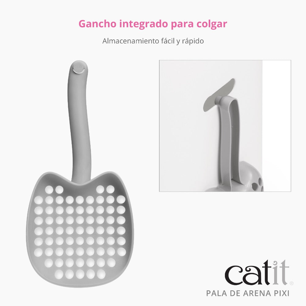 Pala gris para arena de gatos con agujeros y gancho integrado, colgada en una pared.