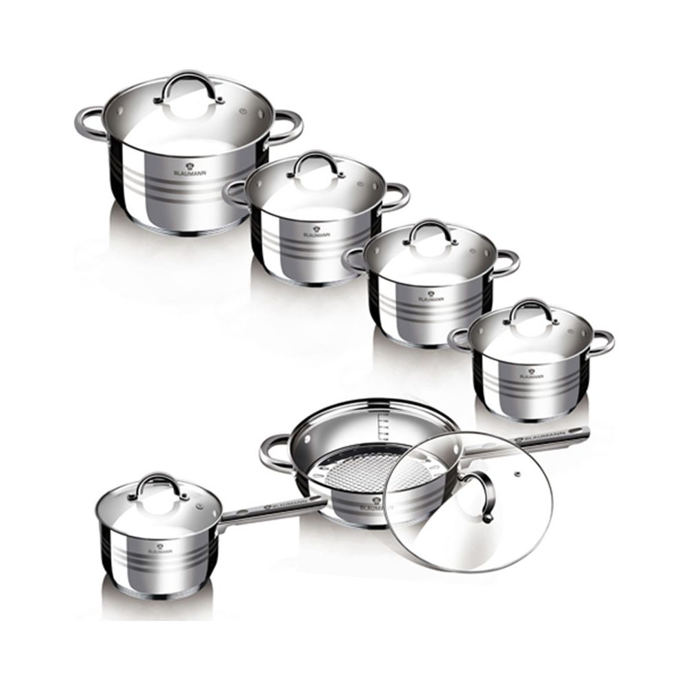 Un ensemble de casseroles et de pots de cuisine en acier inoxydable brillant avec des couvercles en verre sur fond blanc.