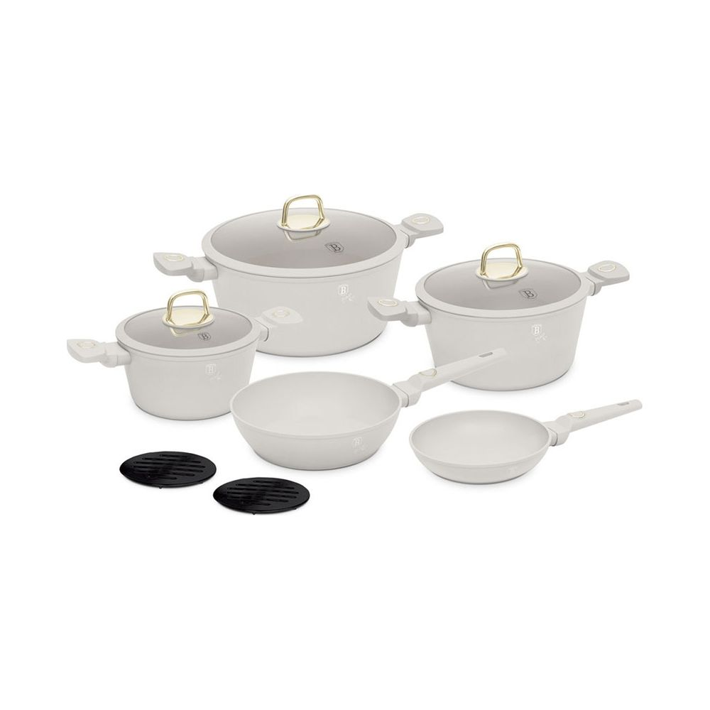 Un ensemble de batterie de cuisine gris clair avec détails dorés, comprenant des casseroles, des poignées et des dessous.