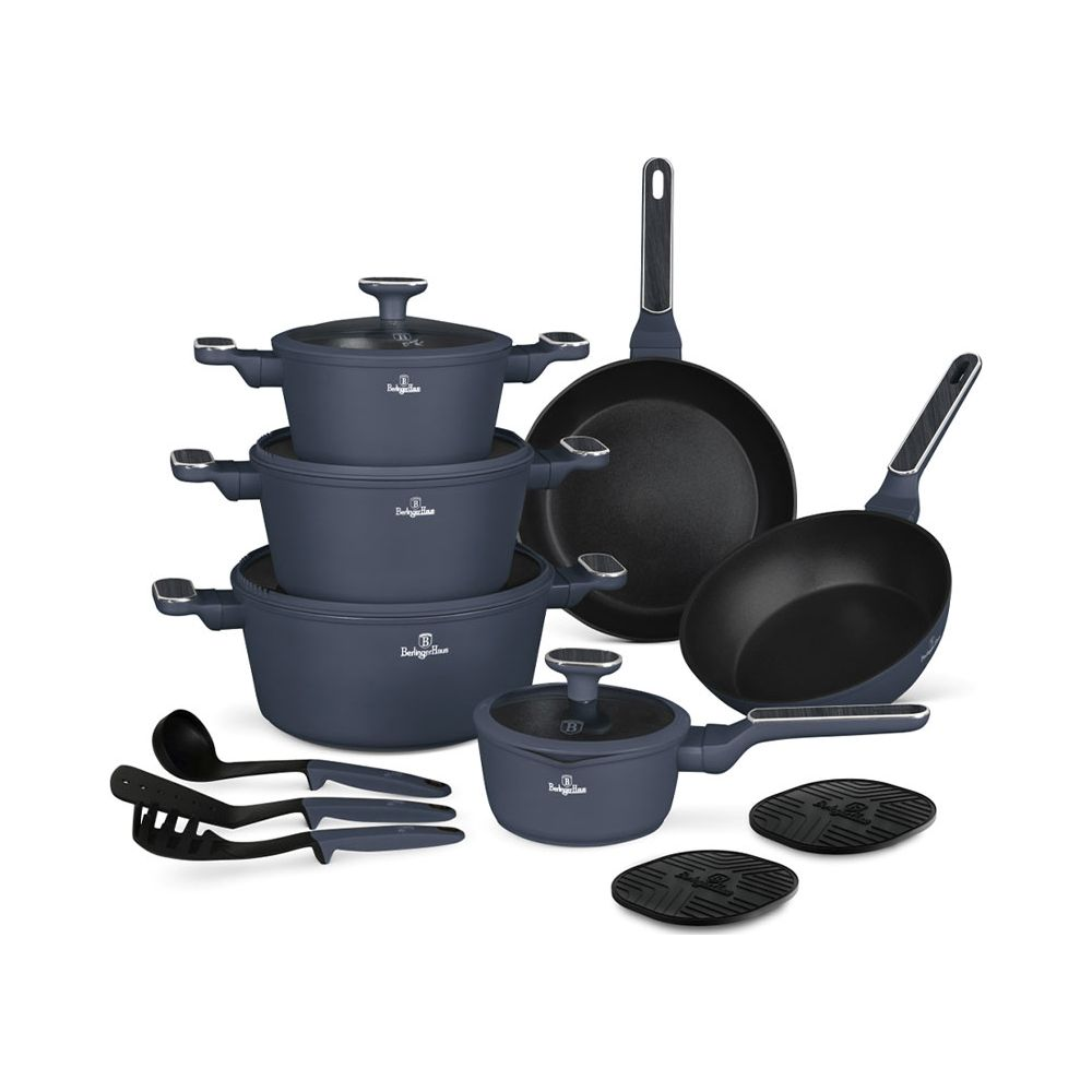 Un ensemble de casseroles et poêles bleu mat avec ustensiles et sous-plats sur fond blanc.