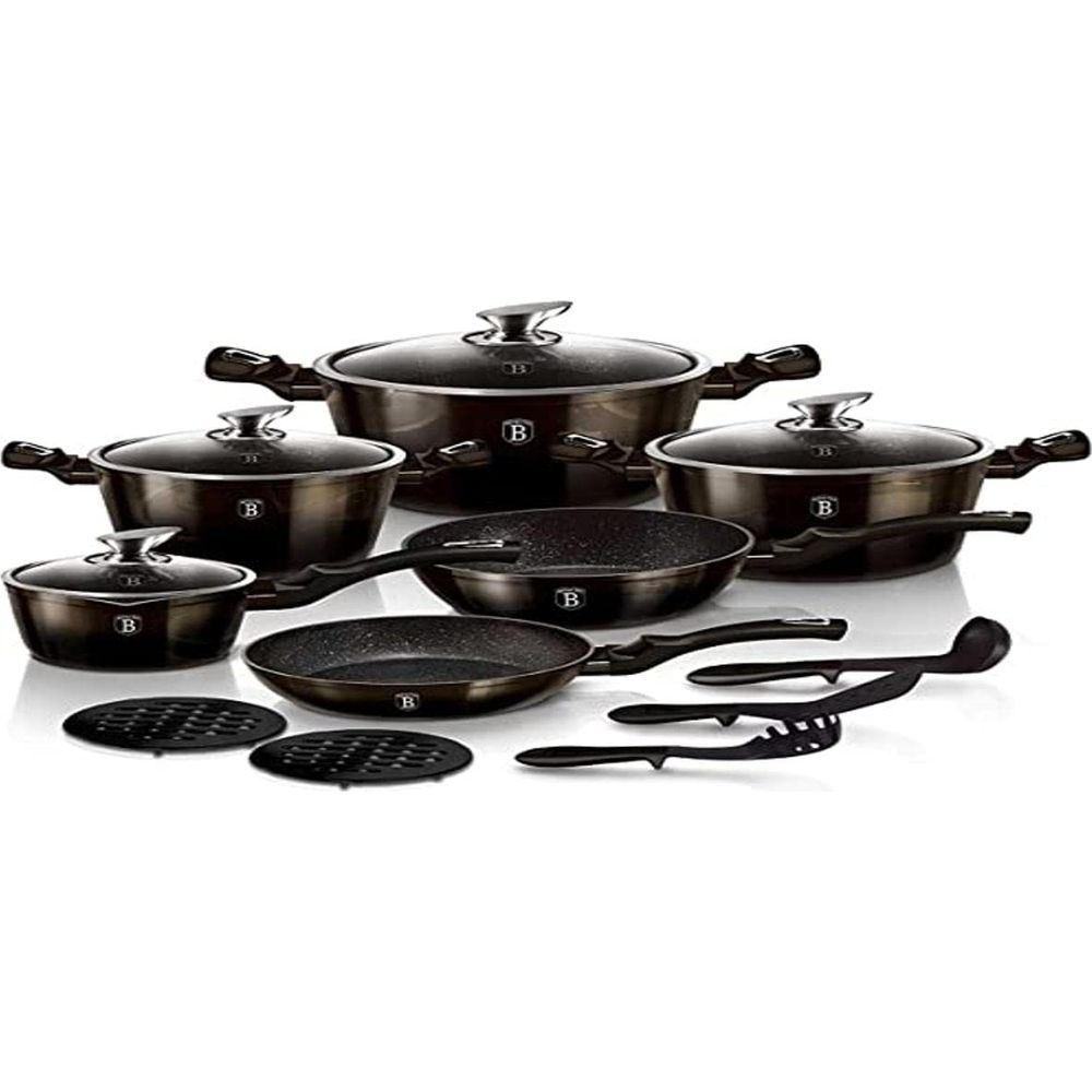 Un ensemble de casseroles, poêles, couvercles et ustensiles de cuisine en métal noir sur fond blanc.