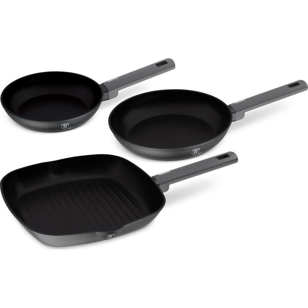 Drei schwarze Kochpfannen mit grauen Griffen auf weißem Hintergrund, zwei runde und eine quadratische Grillpfanne.