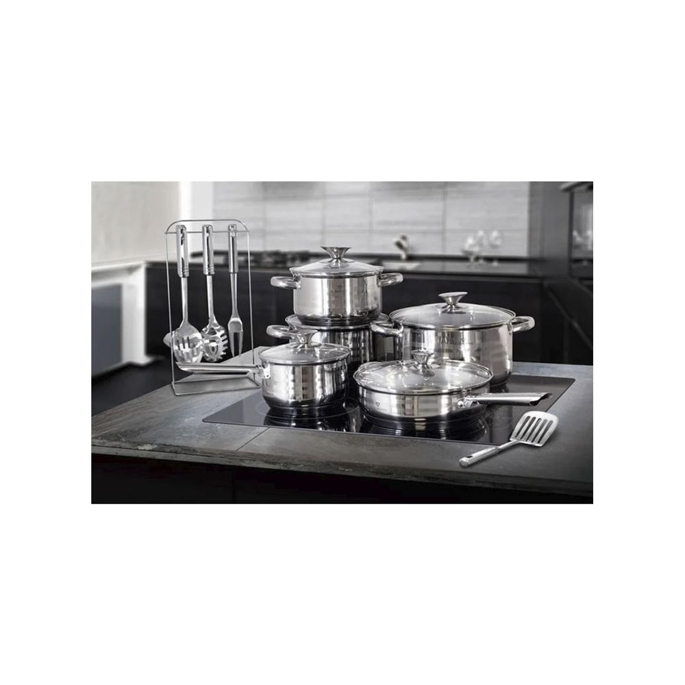 Batterie de cuisine en acier inoxydable sur une cuisinière moderne.