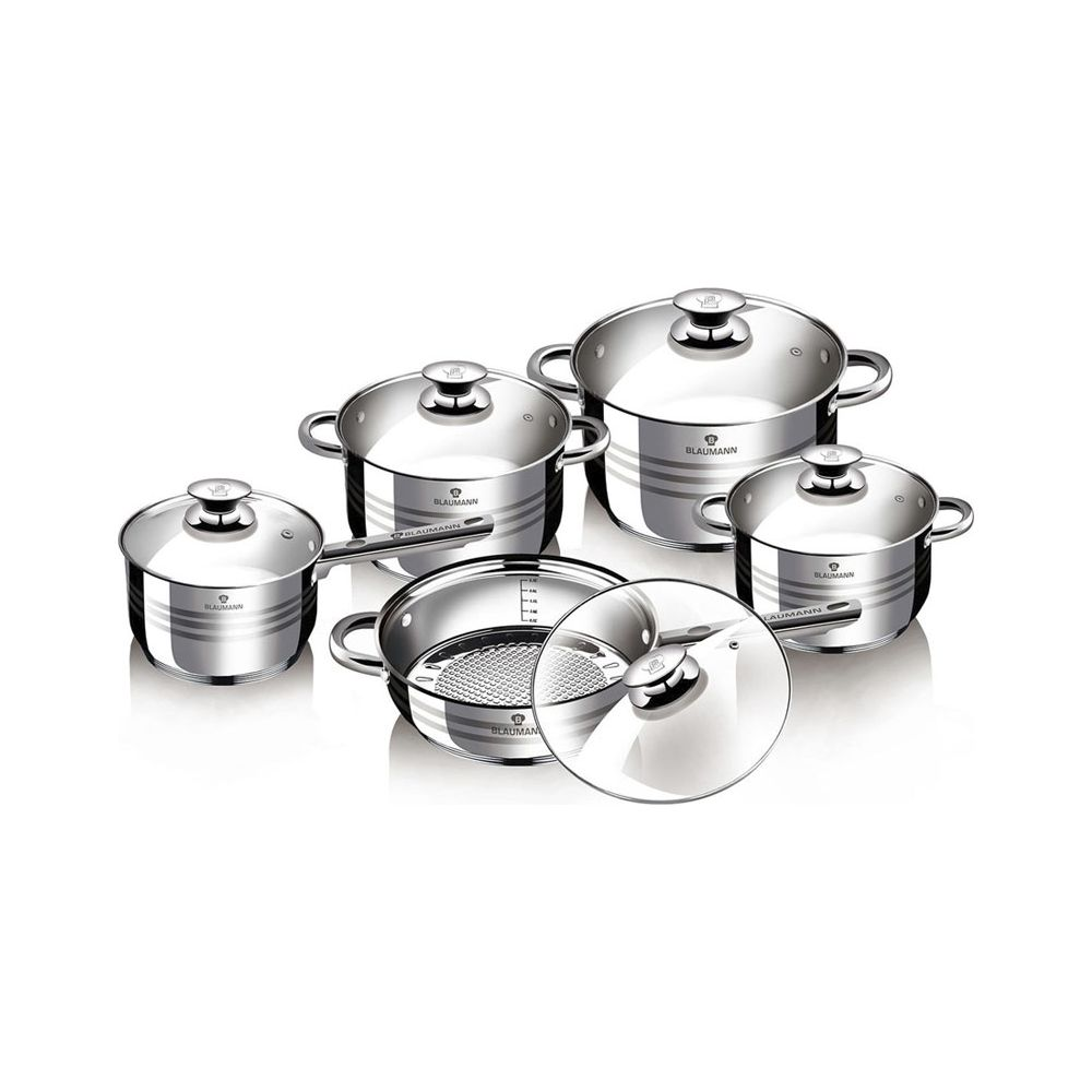 Un ensemble de casseroles et poêles en acier inoxydable brillant avec des couvercles en verre sur fond blanc.