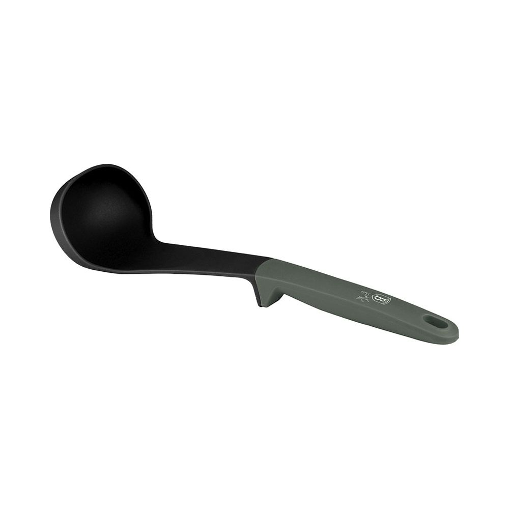 Une louche à soupe noire avec un manche gris sur fond blanc.