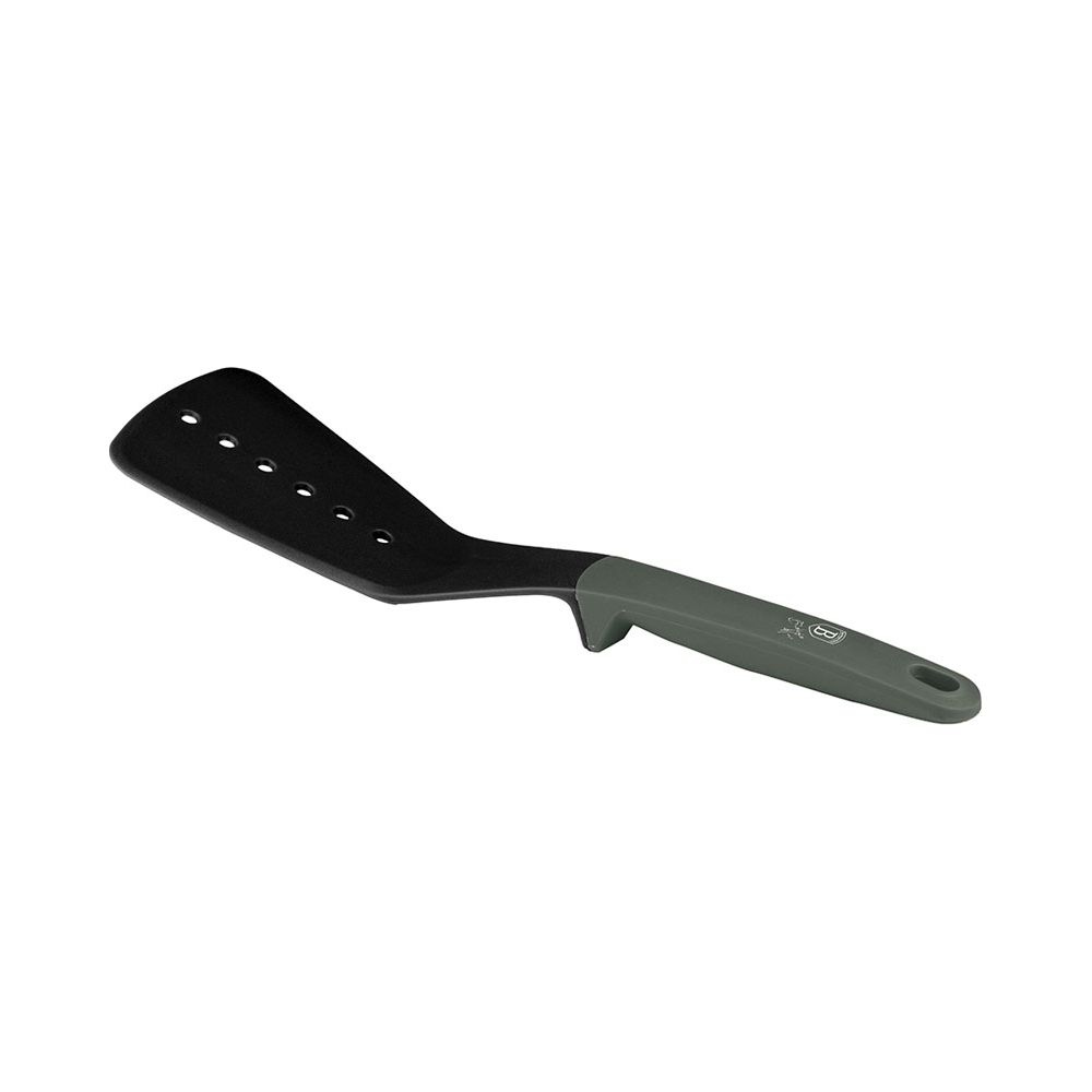 Une spatule de cuisine noire avec un manche vert et cinq trous sur fond blanc.