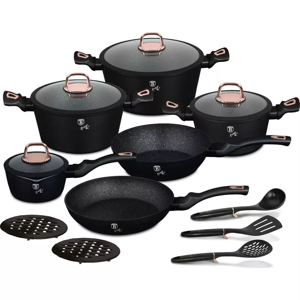 Un ensemble de batterie de cuisine noire avec casseroles, poêles, couvercles et ustensiles sur fond blanc.