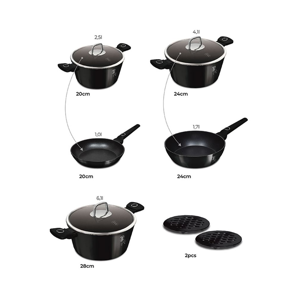 Un ensemble de casseroles et poêles noires avec couvercles en verre, étiquettes de taille et deux dessous de plat.