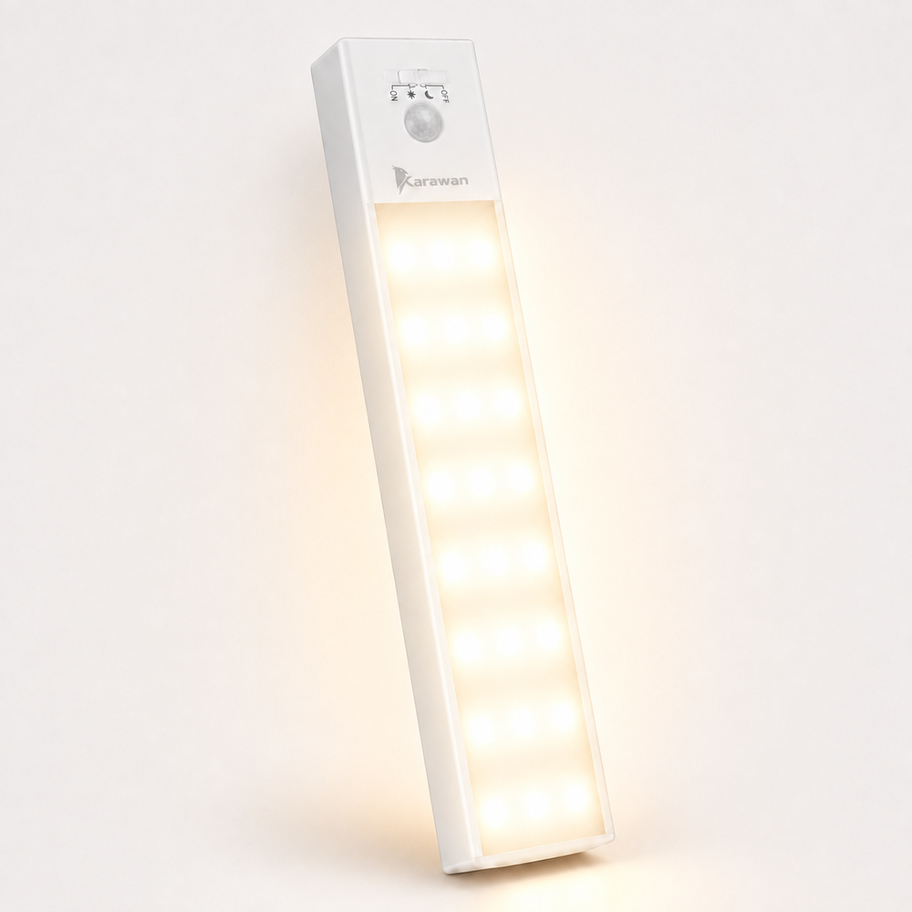 Una luz LED inalámbrica blanca con sensor de movimiento ilumina sobre fondo blanco.