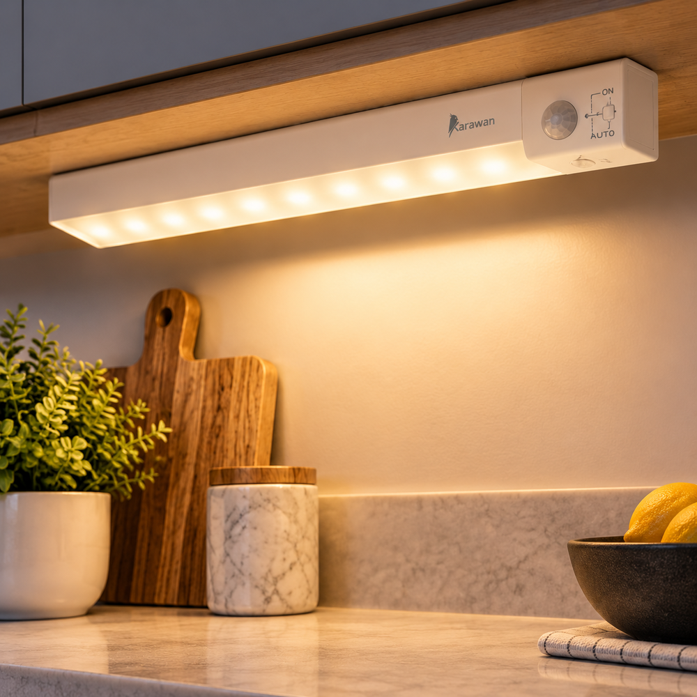 Una luz LED blanca debajo del gabinete ilumina una encimera con plantas y limones.