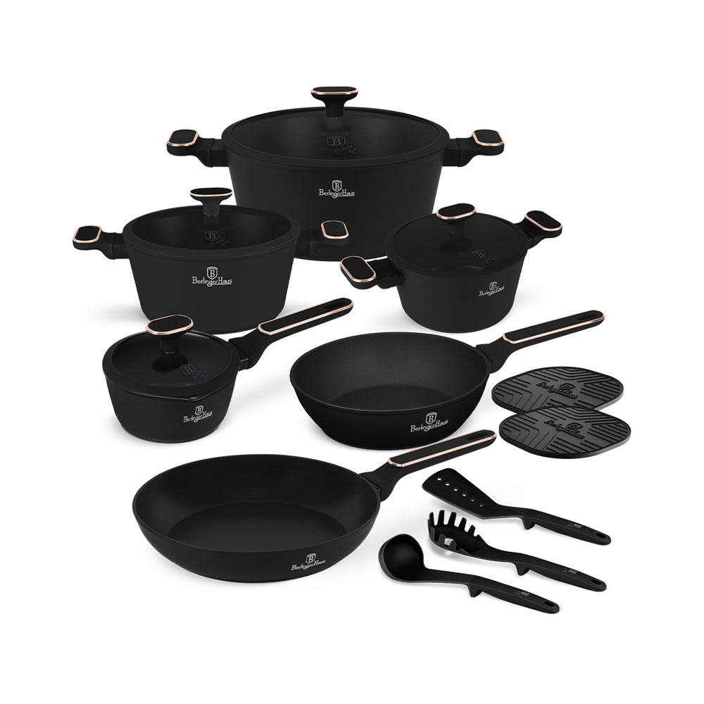 Un ensemble de batterie de cuisine noir avec des accents dorés roses, incluant des casseroles et ustensiles.