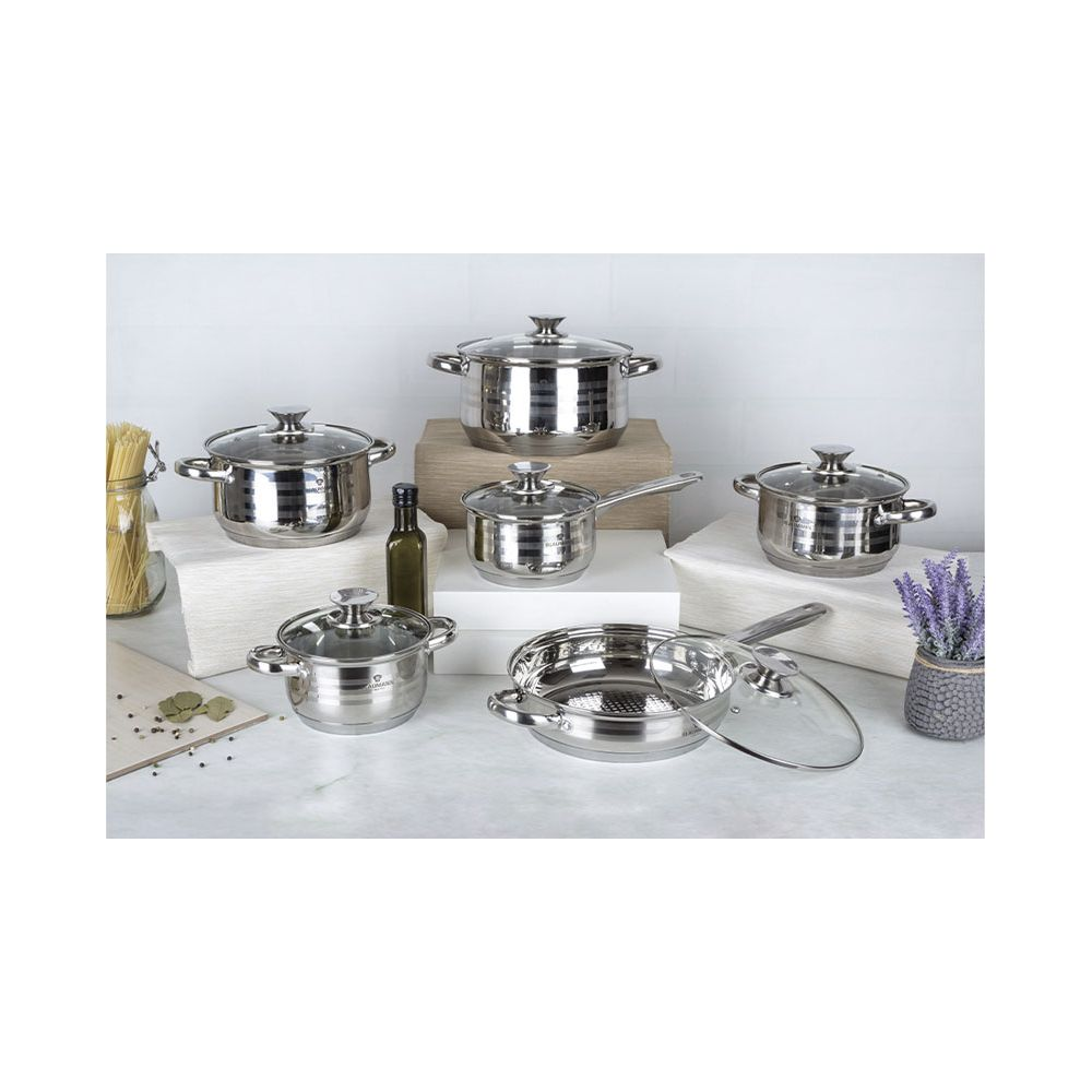 Un ensemble de casseroles et poêles en acier inoxydable brillant avec des couvercles en verre.