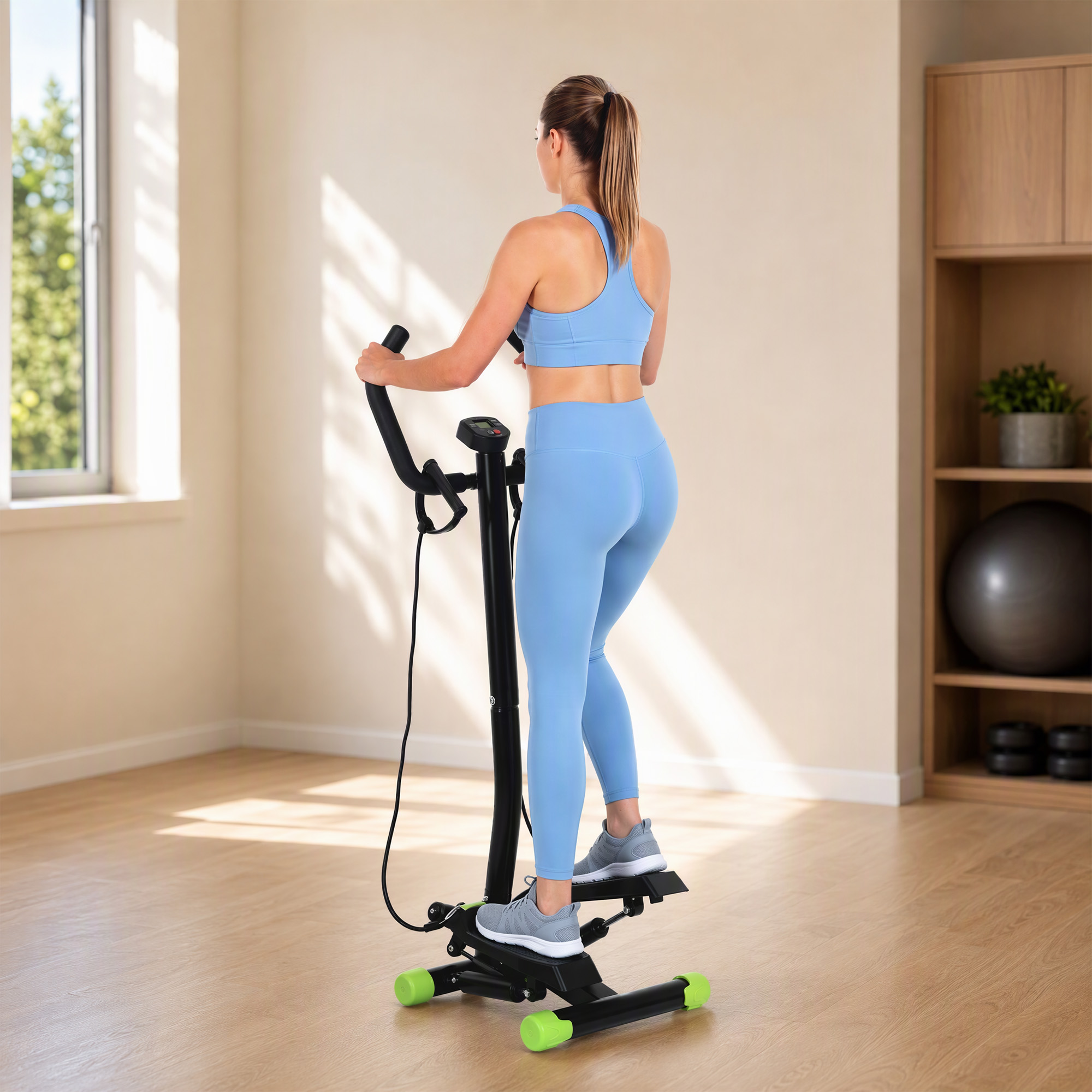 Una mujer con ropa deportiva azul hace ejercicio en una máquina de step en una habitación luminosa.