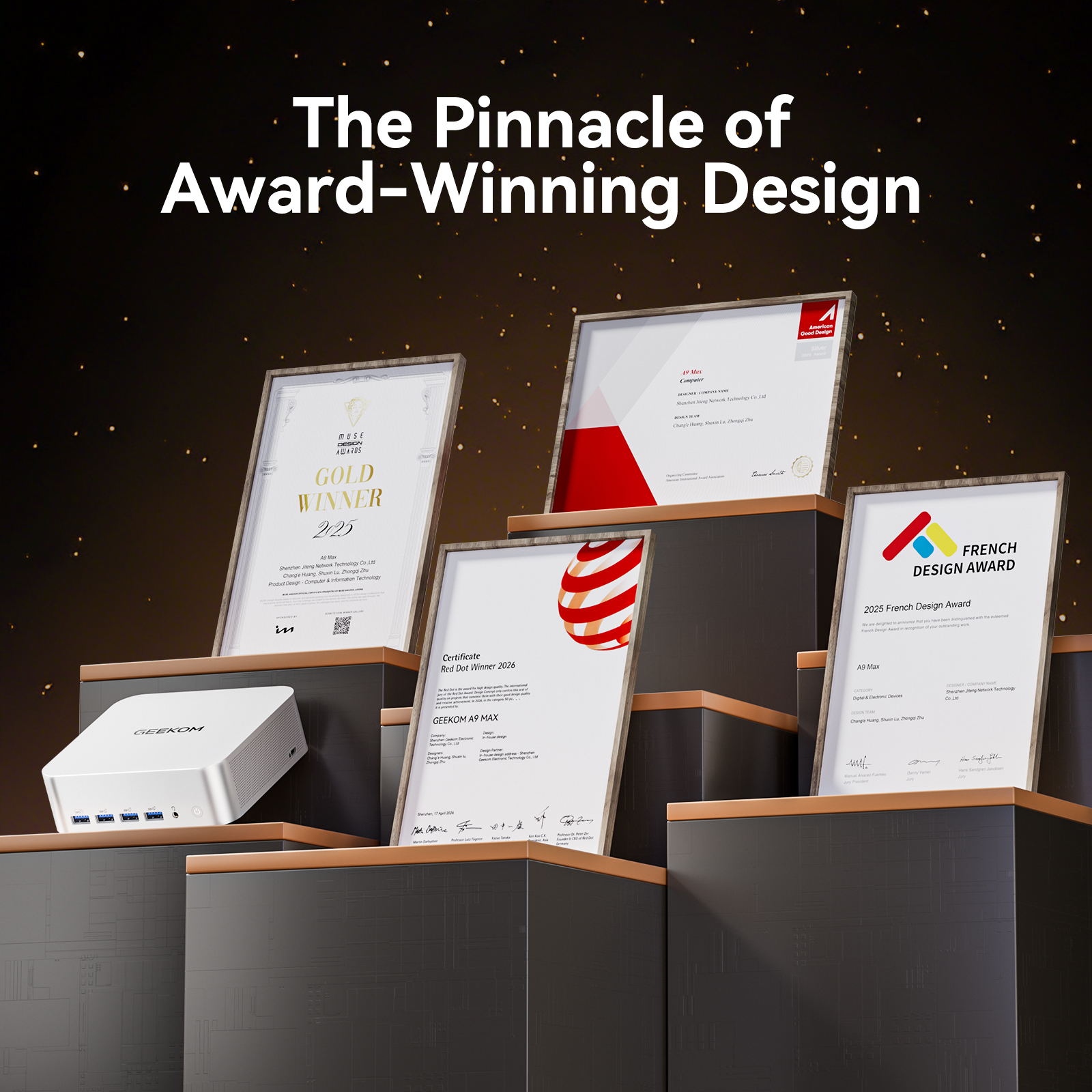Un mini PC Geekom en un pedestal, rodeado de cuatro premios de diseño enmarcados sobre fondo oscuro.