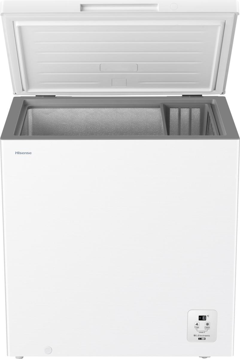 Un congelatore a pozzetto Hisense bianco con coperchio aperto e pannello.