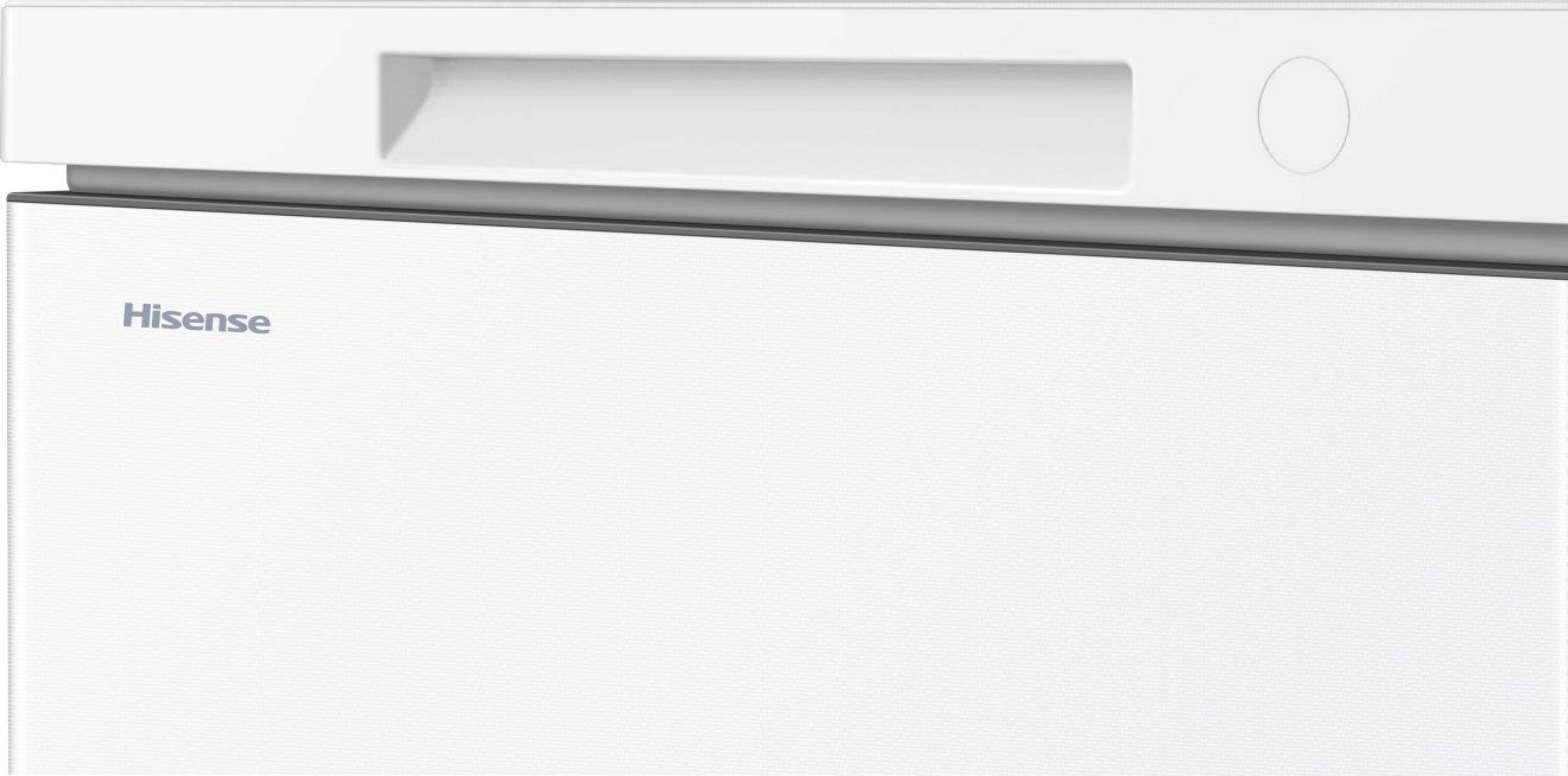 Primo piano di un congelatore a pozzetto bianco con il logo Hisense grigio sul lato sinistro.