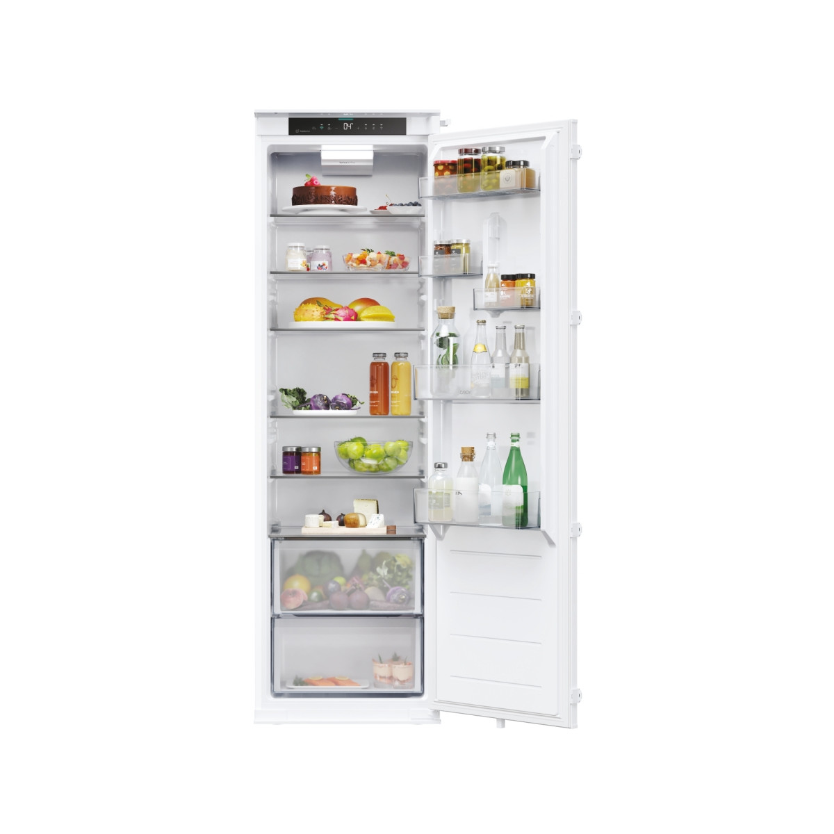Un refrigerador empotrable blanco abierto lleno de pasteles, frutas, botellas y alimentos.