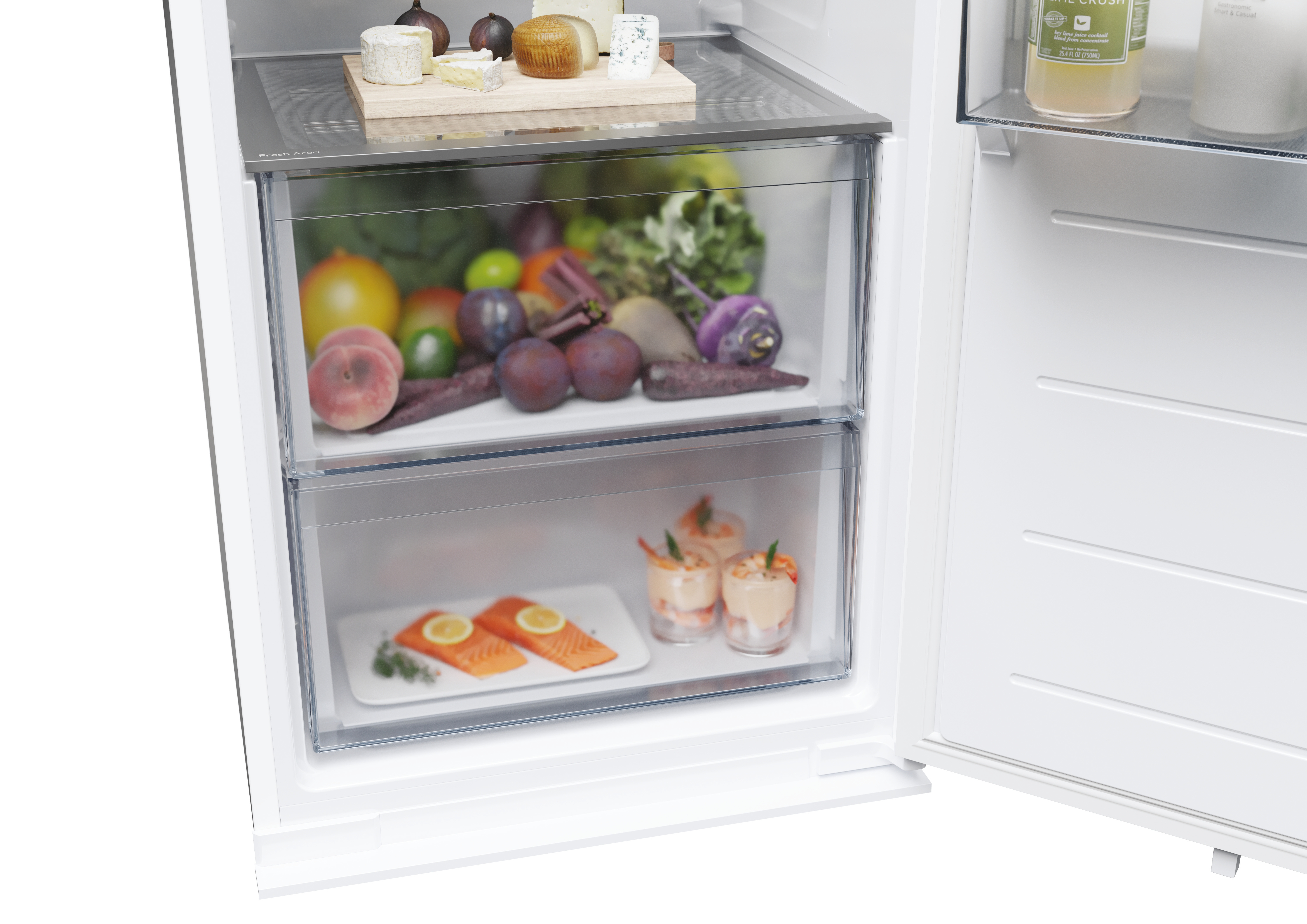 Frigorífico blanco abierto con queso, fruta fresca, verduras, salmón y postres en los compartimentos.