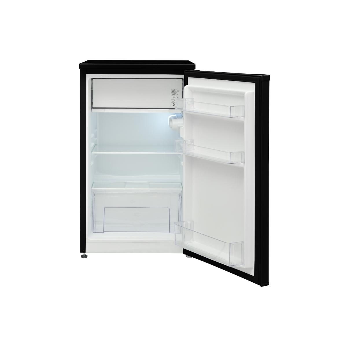 Un mini frigorifero nero con la porta aperta, che mostra ripiani e scomparti all'interno su sfondo bianco.