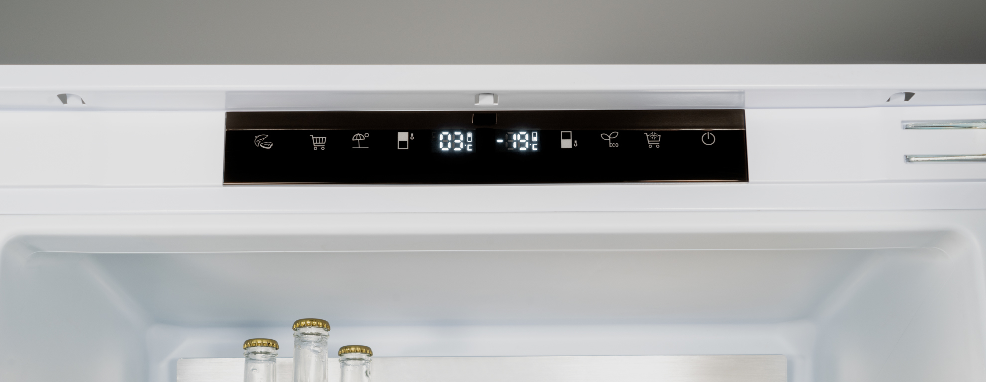 Display LED digitale in un frigorifero bianco, che mostra 03°C e -18°C.