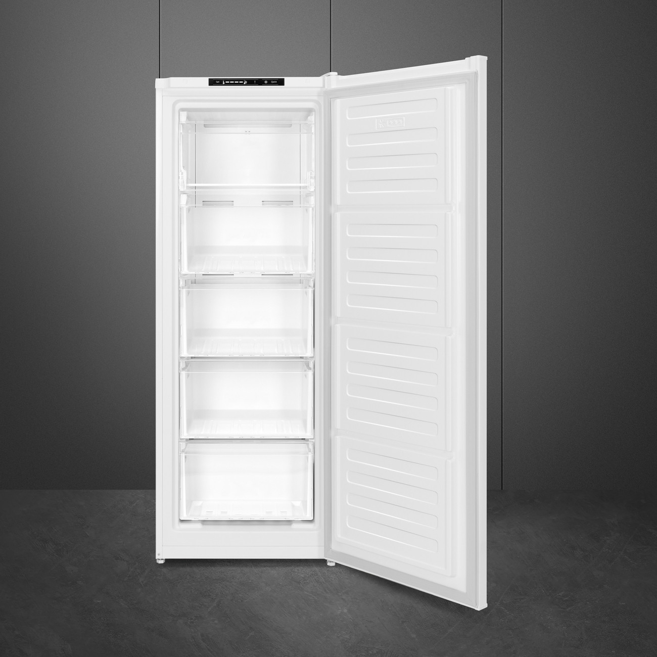 Un congelatore verticale bianco con la porta aperta mostra diversi cassetti trasparenti all'interno.