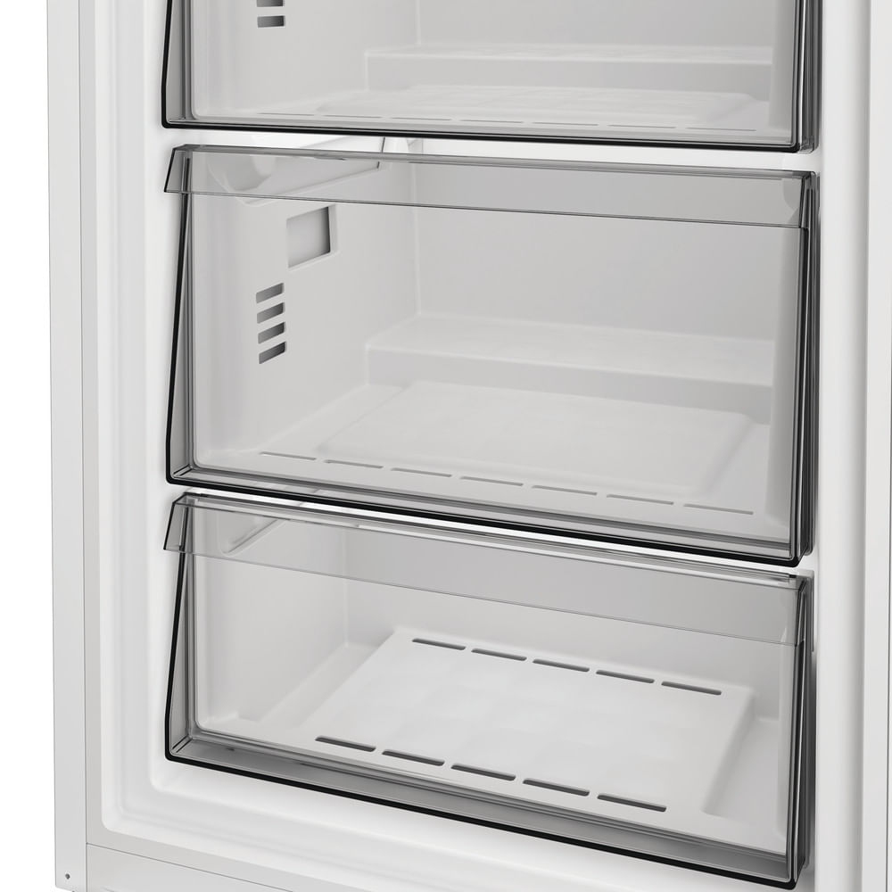 Vista interna di un frigorifero bianco con tre cassetti in plastica trasparente e ripiani ventilati.