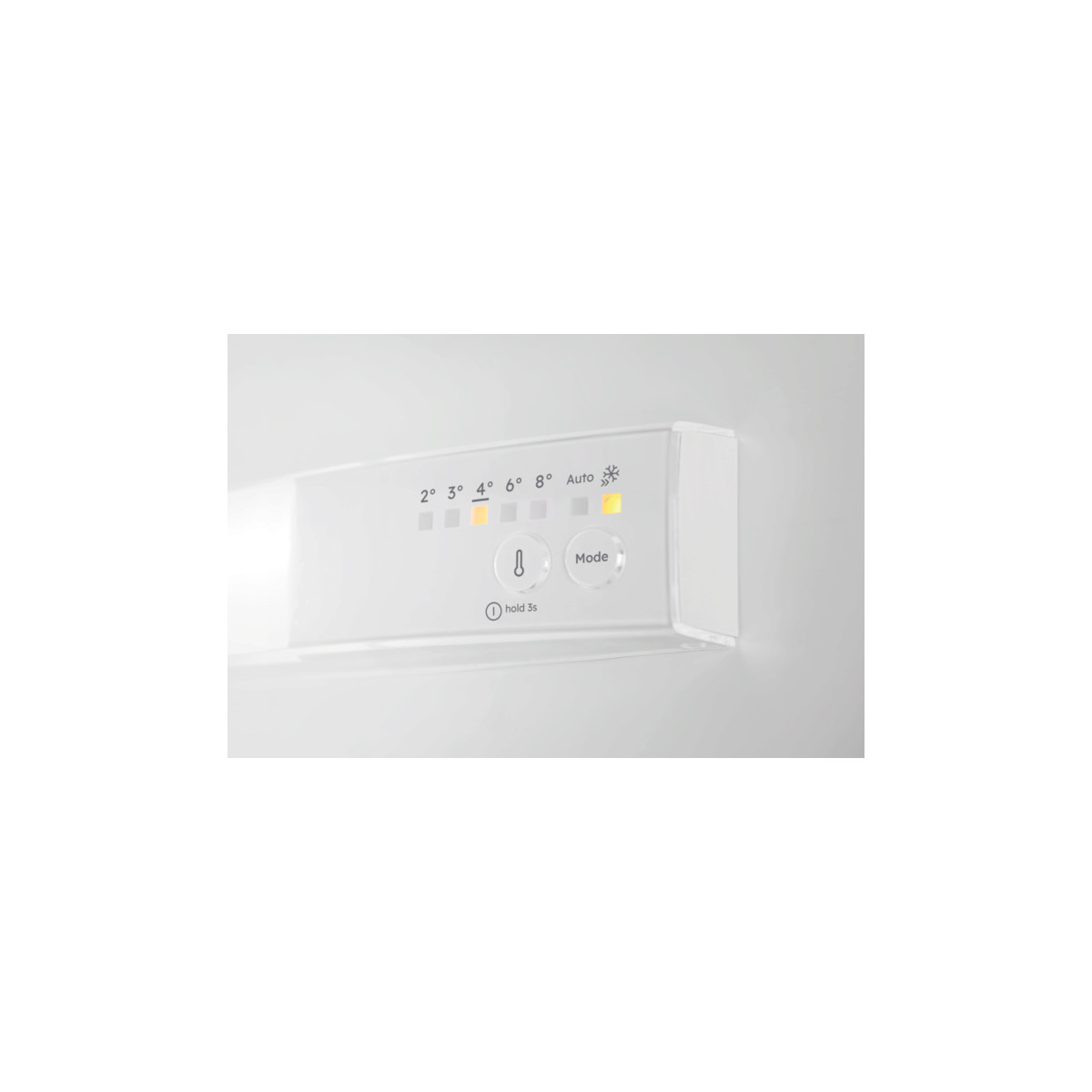 Un pannello di controllo del frigorifero bianco mostra temperature e modalità con LED gialli.