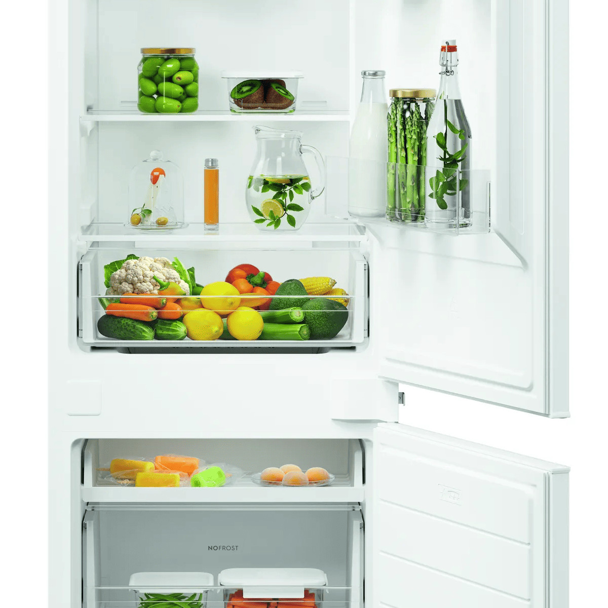 Un frigorifero bianco aperto rifornito di frutta fresca, verdura, bevande e contenitori.