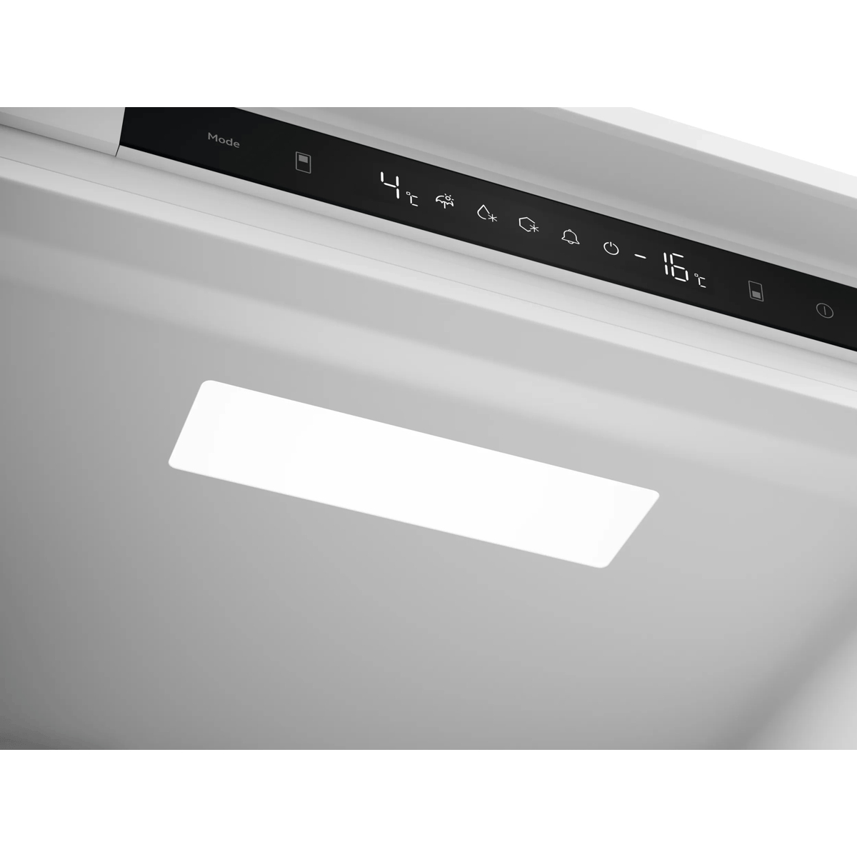 Interno di un frigorifero bianco con illuminazione a LED e pannello di controllo touch.