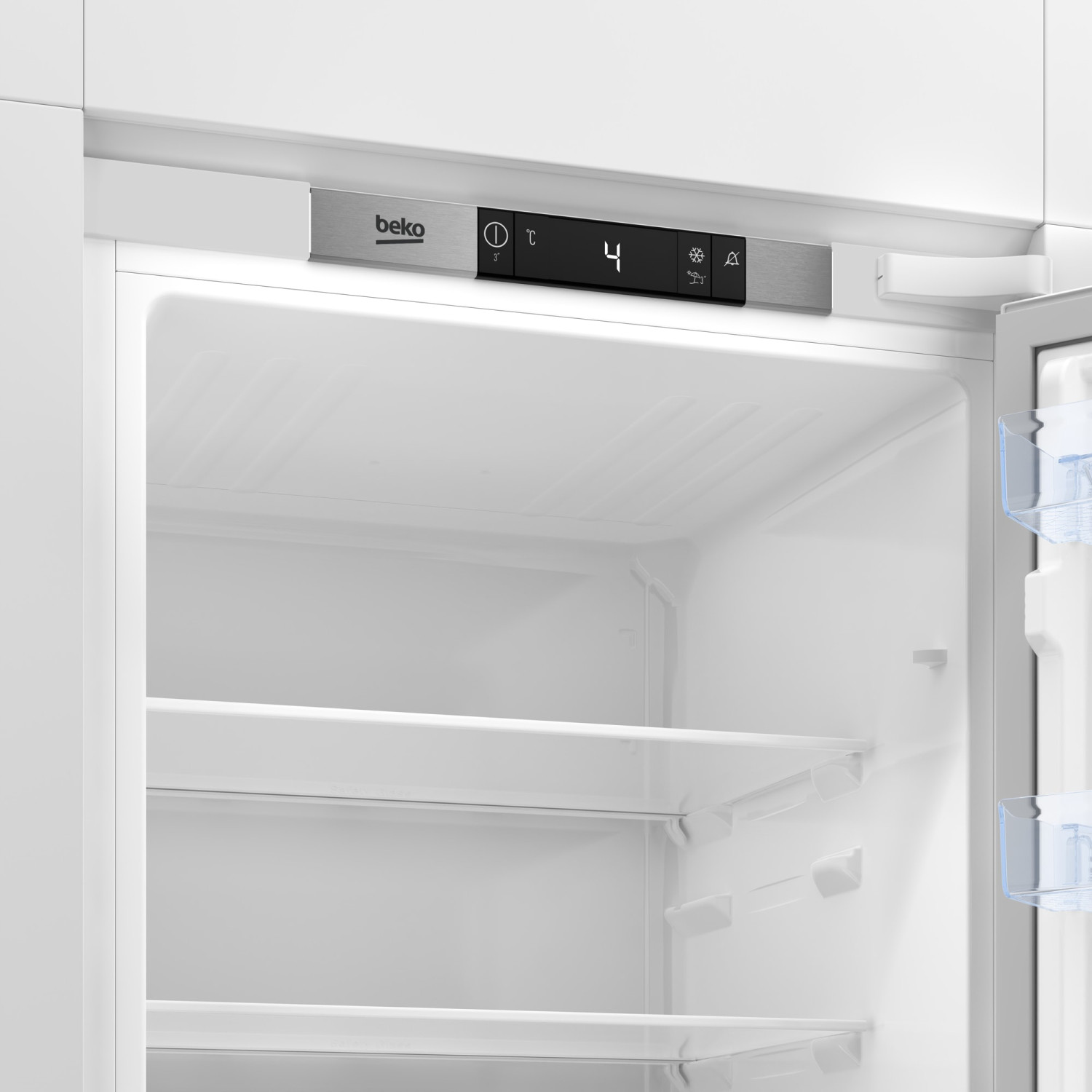 Frigorifero Beko aperto con design moderno, display digitale e ripiani in vetro.