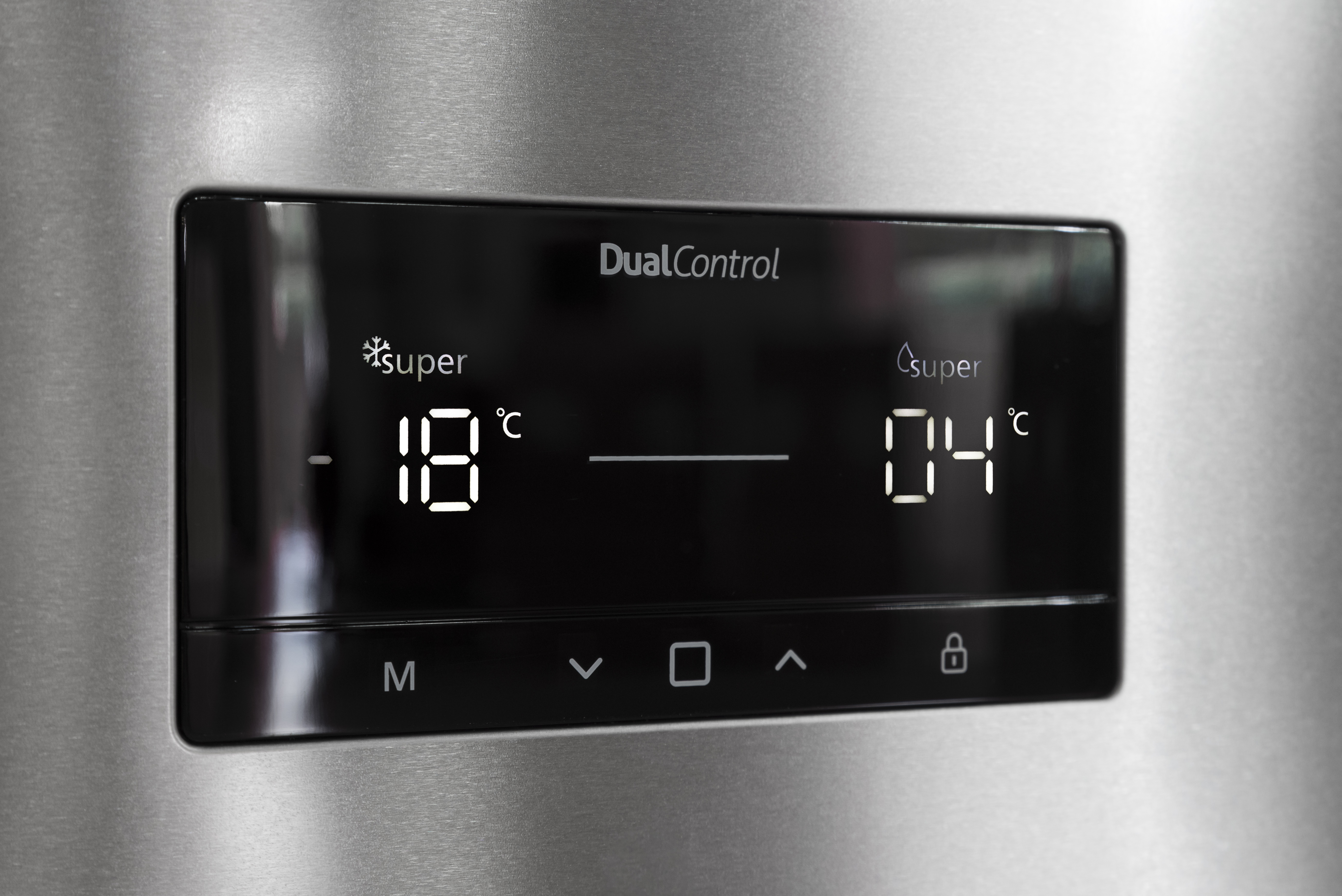 Frigorifero in acciaio inossidabile con display digitale DualControl che mostra -18 e 04 gradi.