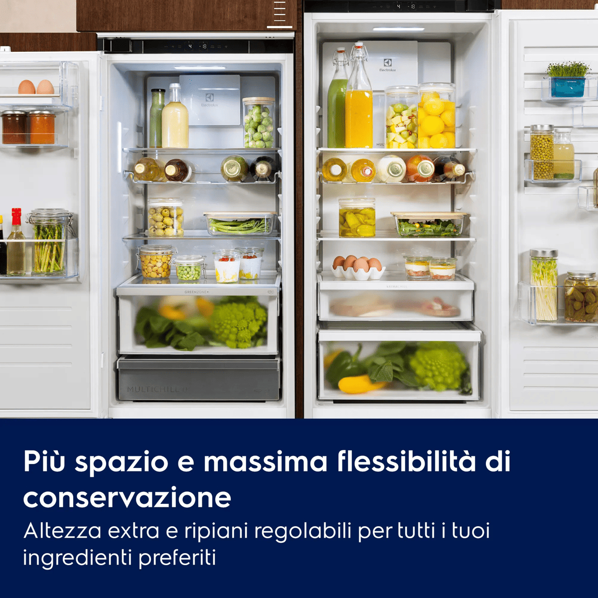 Due frigoriferi aperti pieni di cibo fresco organizzato, barattoli, bottiglie e verdure.