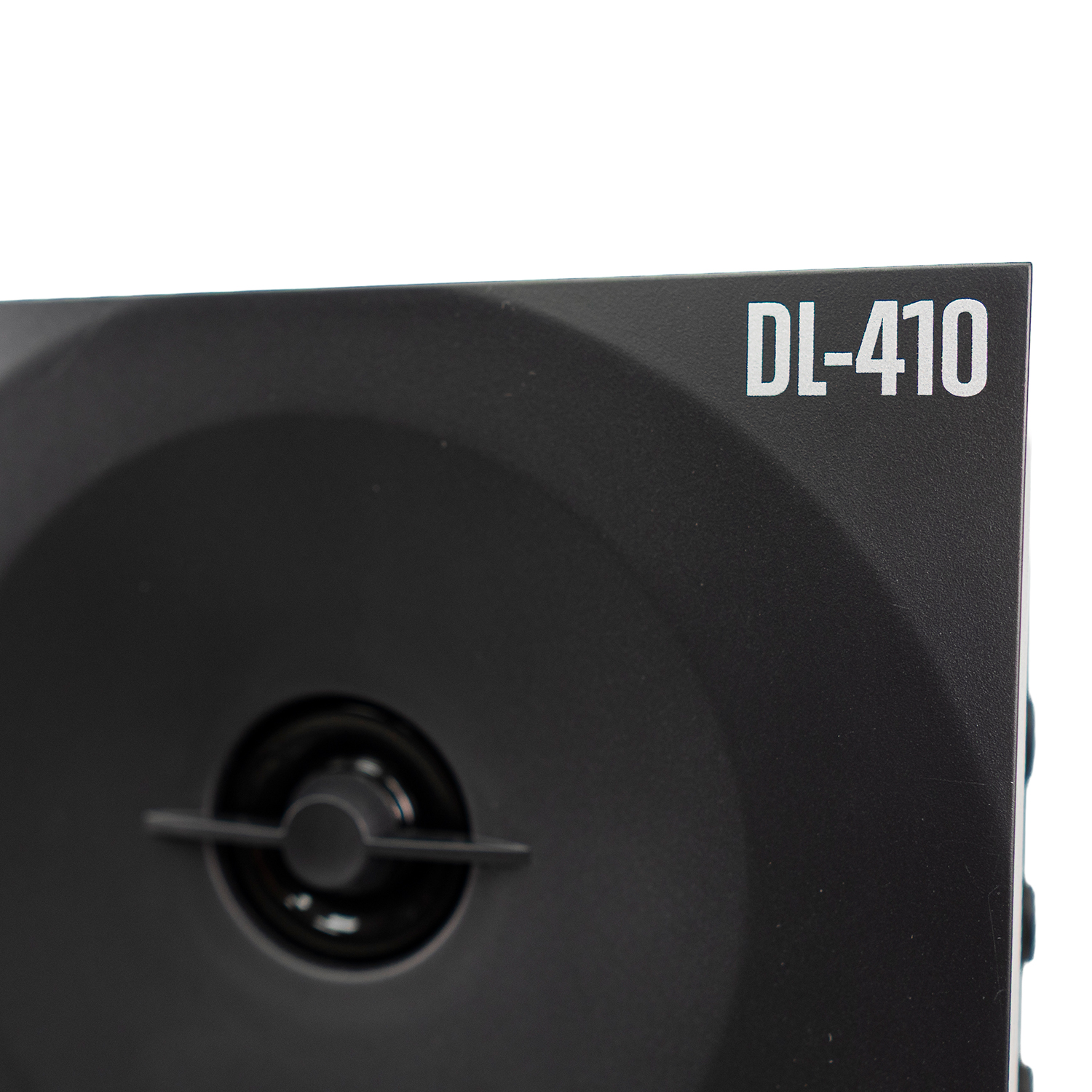Primo piano di un altoparlante nero con testo bianco DL-410 e un tweeter centrale su sfondo bianco.