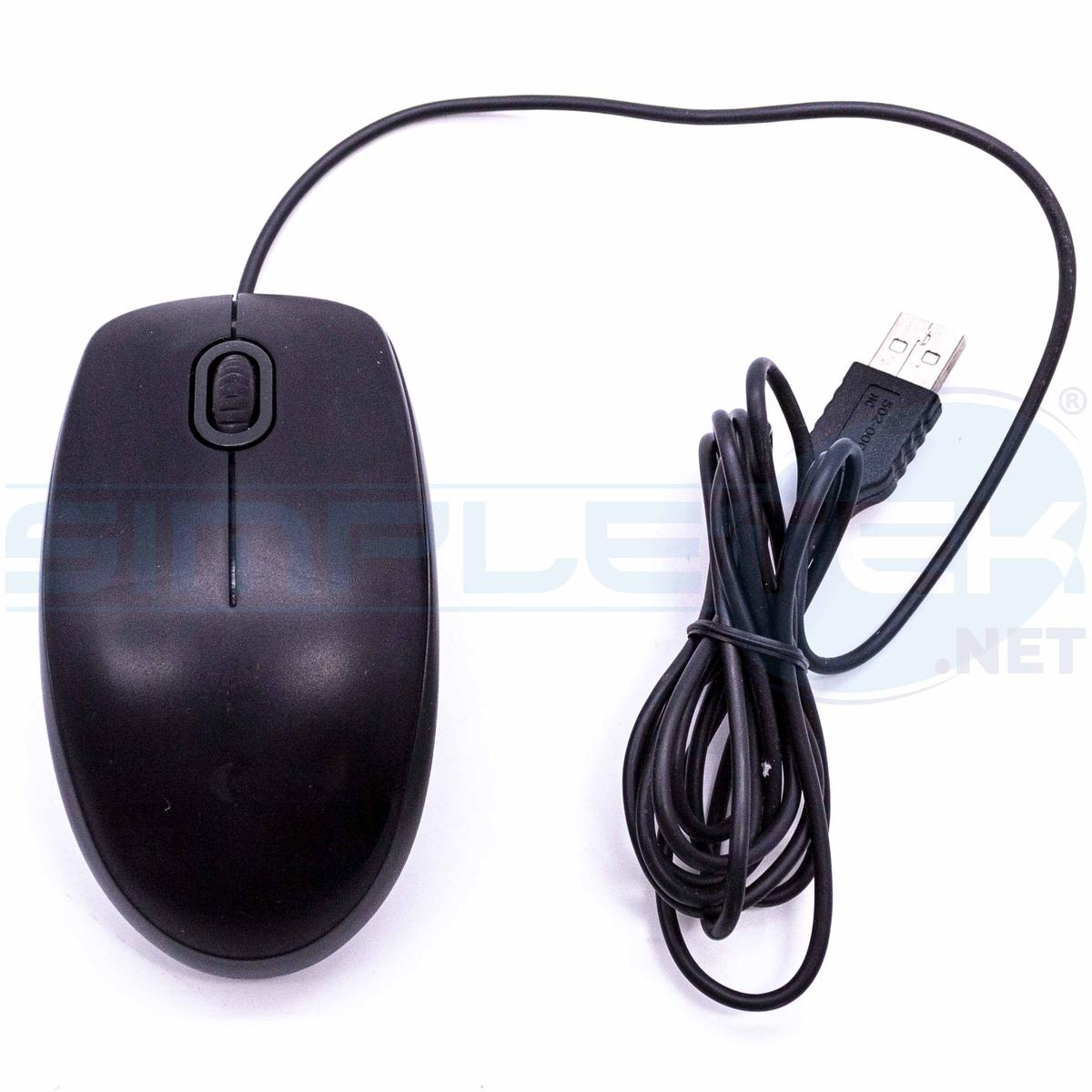 Un mouse per computer nero con filo e cavo USB arrotolato su sfondo bianco.
